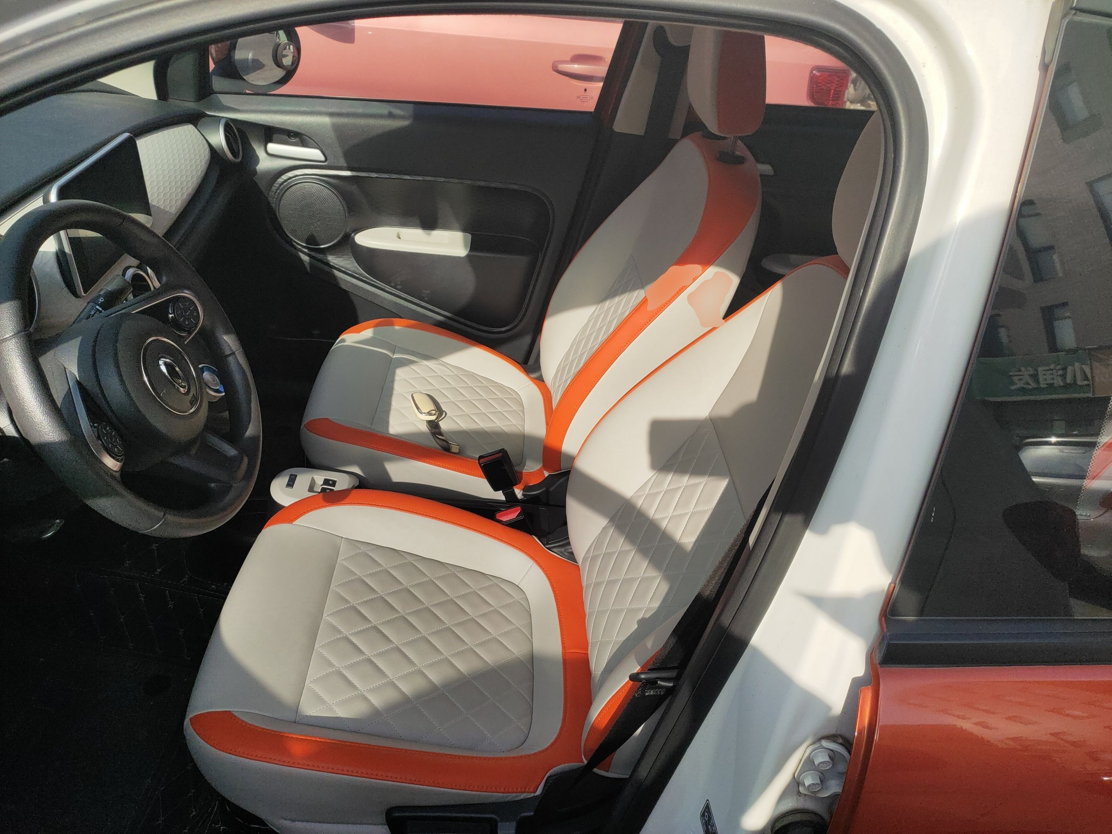 Переднее сиденье в автомобиле