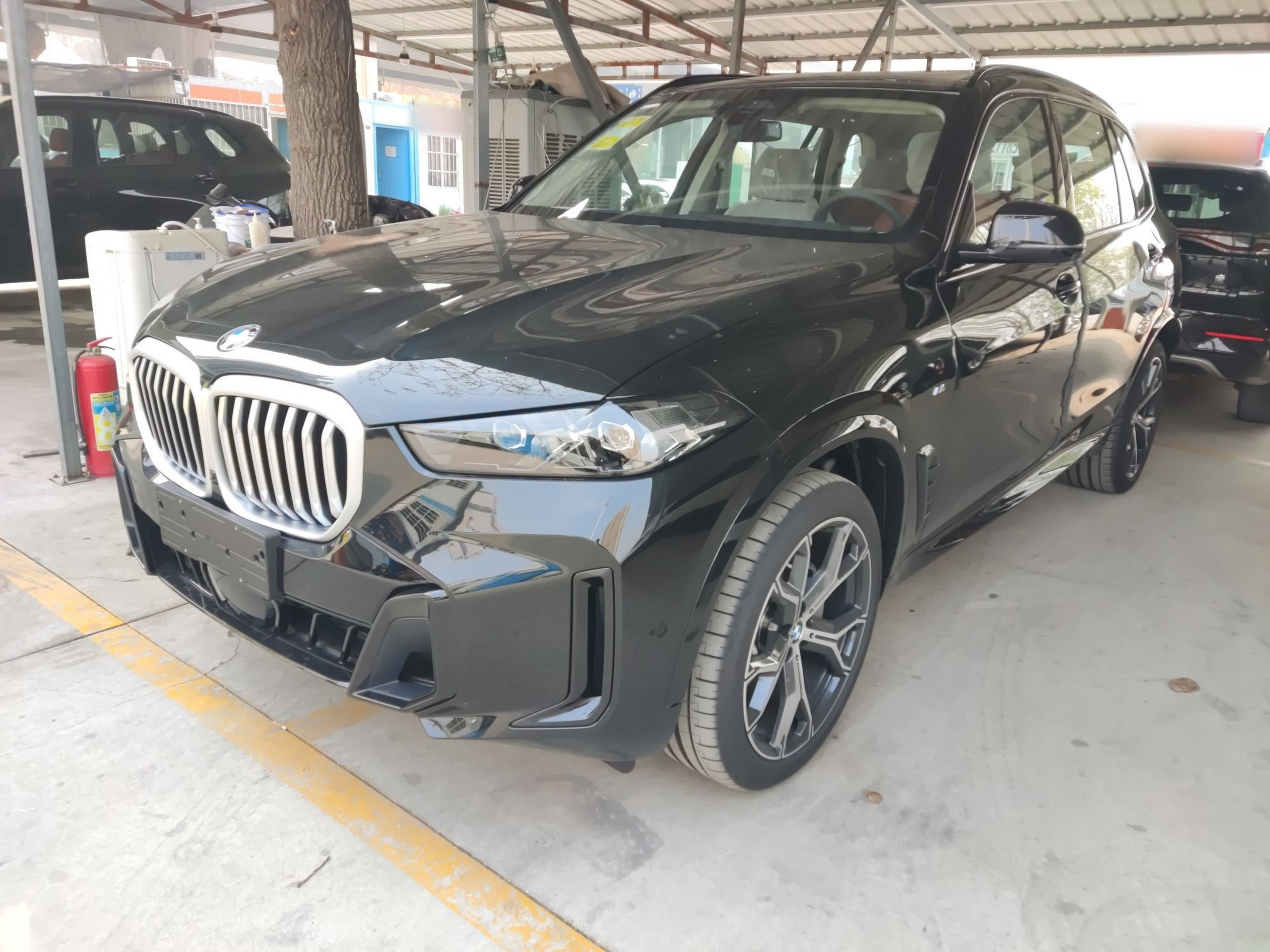 Под передней частью автомобиля