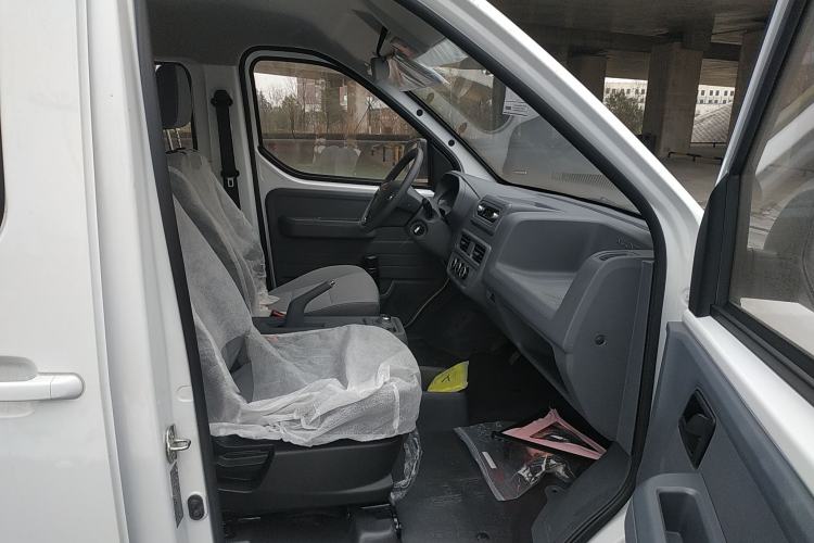 Used Wuling Yangguang 2024 300KM Comfort Version Passenger Van 75kW