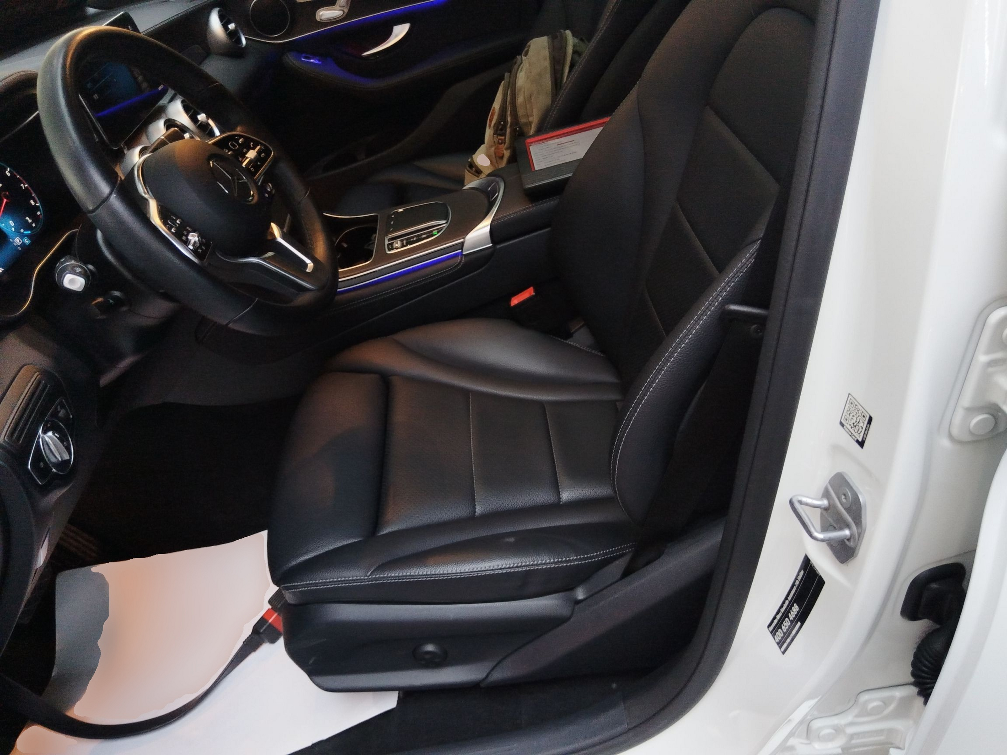 المقاعد الأمامية داخل السيارة