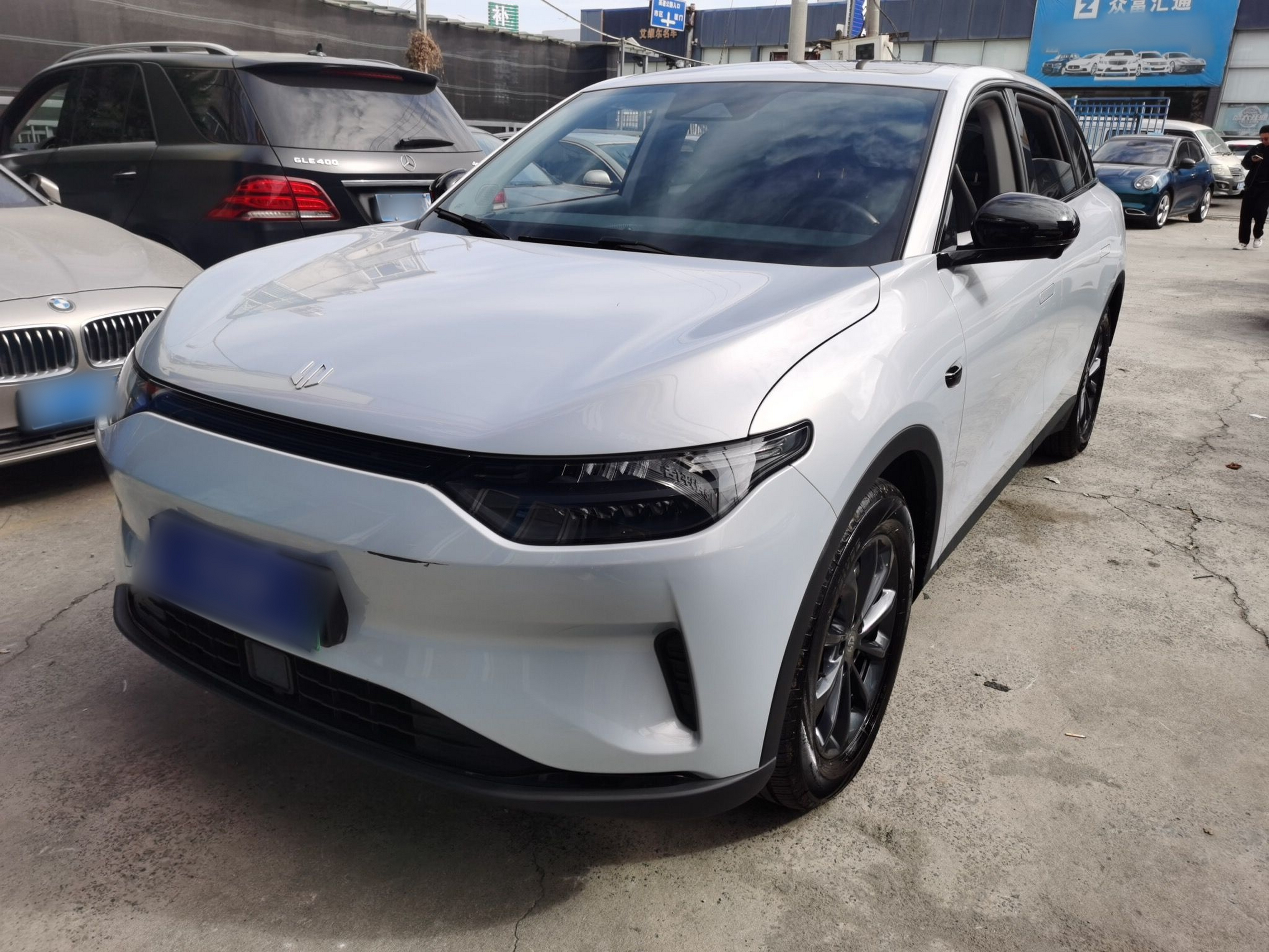 Под передней частью автомобиля