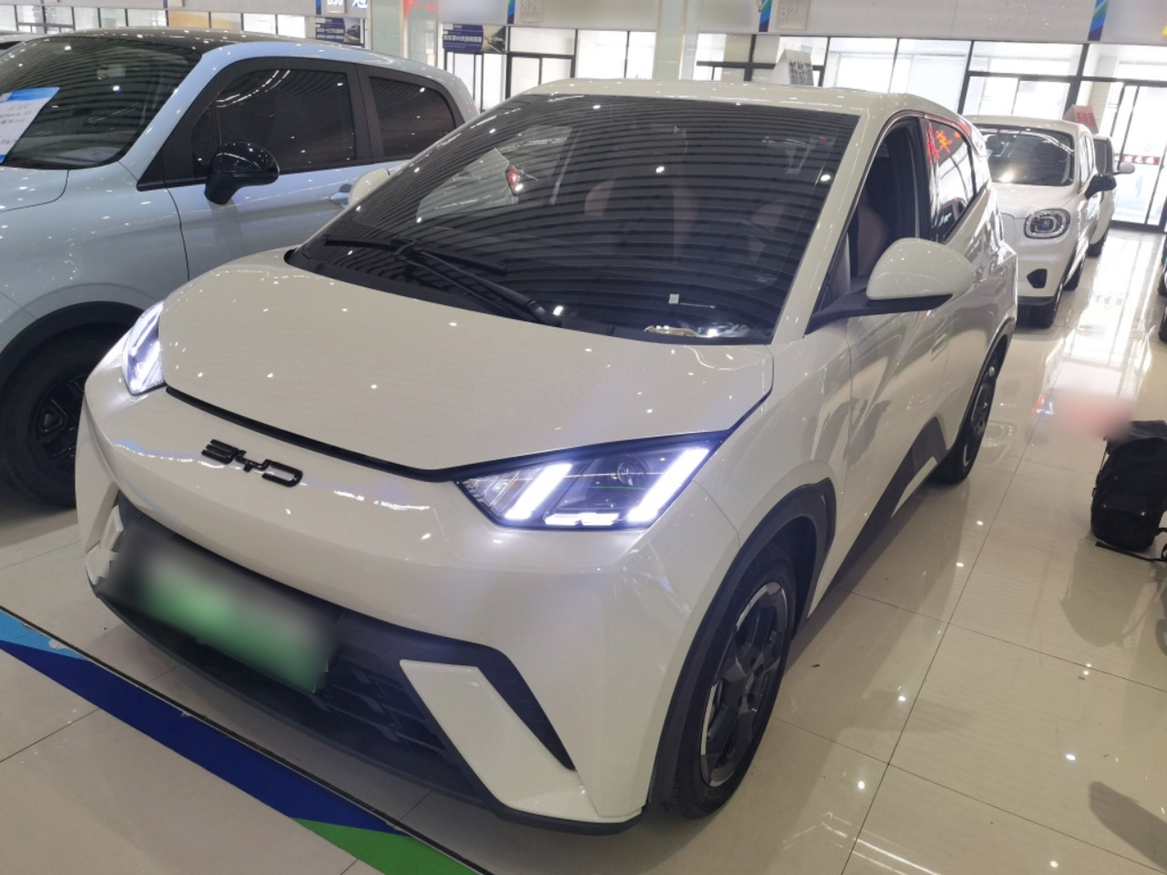 Под передней частью автомобиля