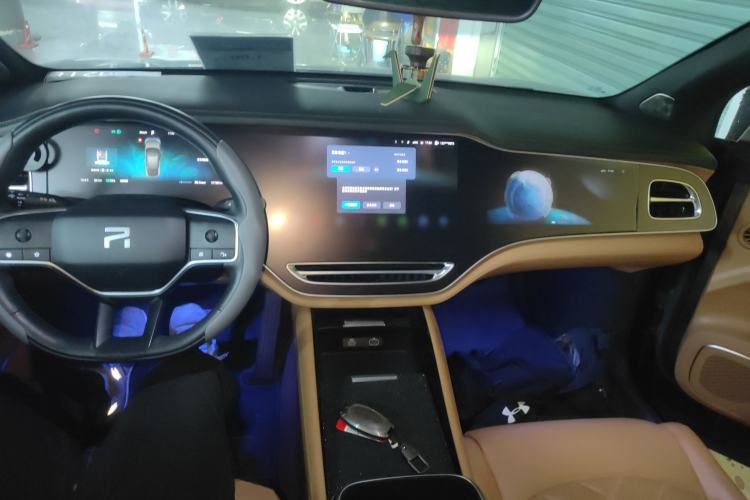 Used  R7 2023 Rear-Drive Screen King Pro Edition
