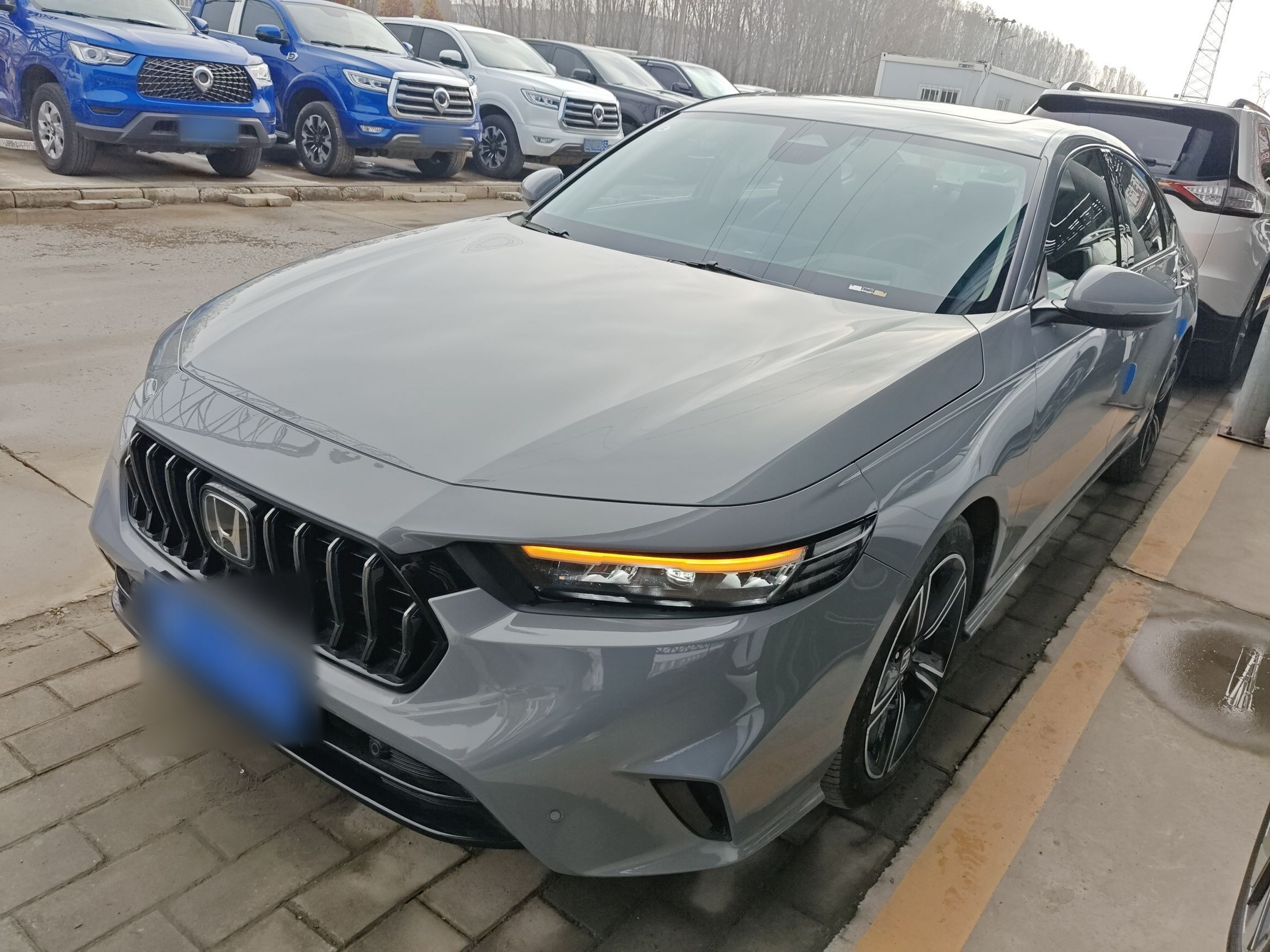 Под передней частью автомобиля