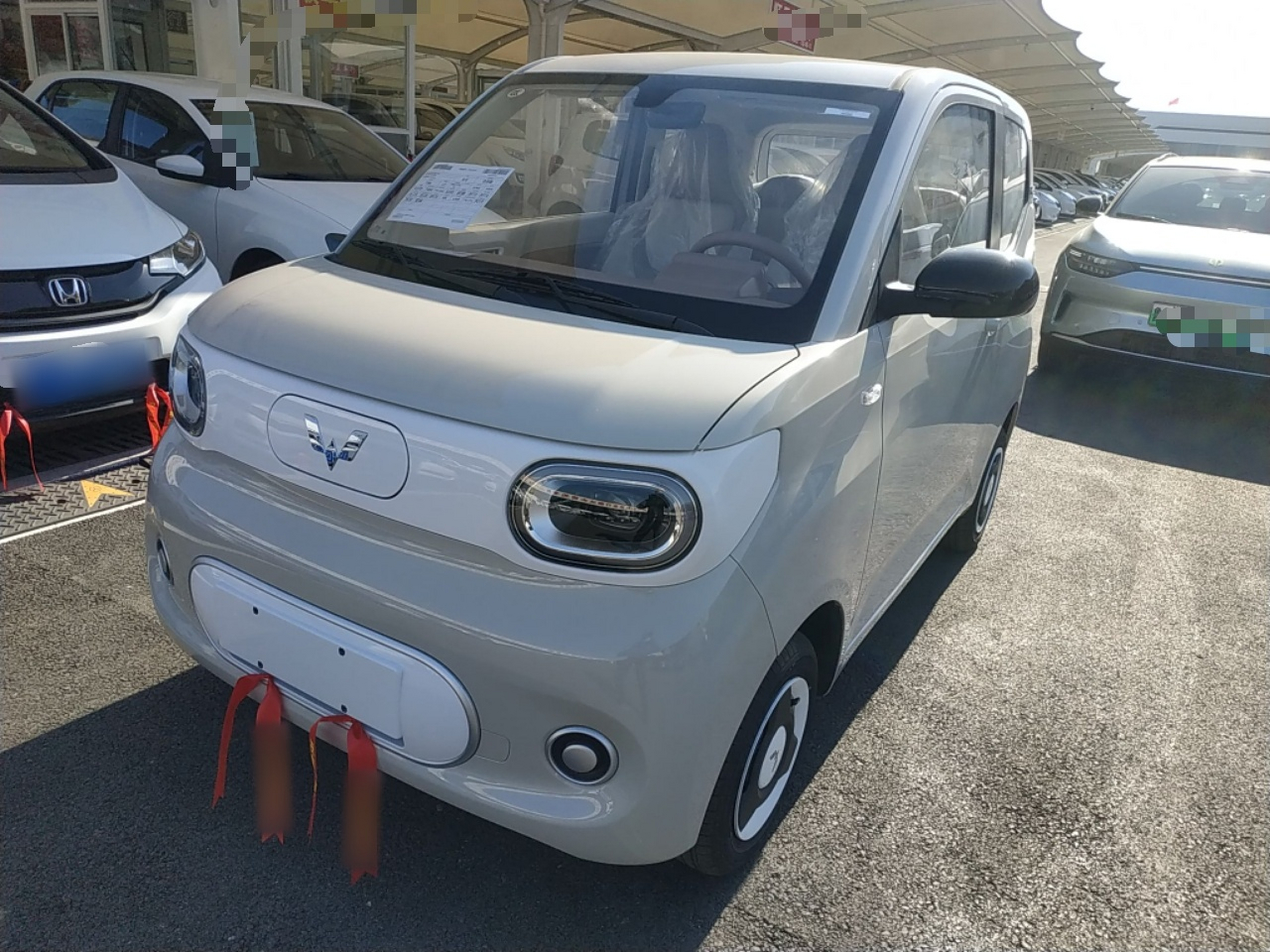 تحت مقدمة السيارة