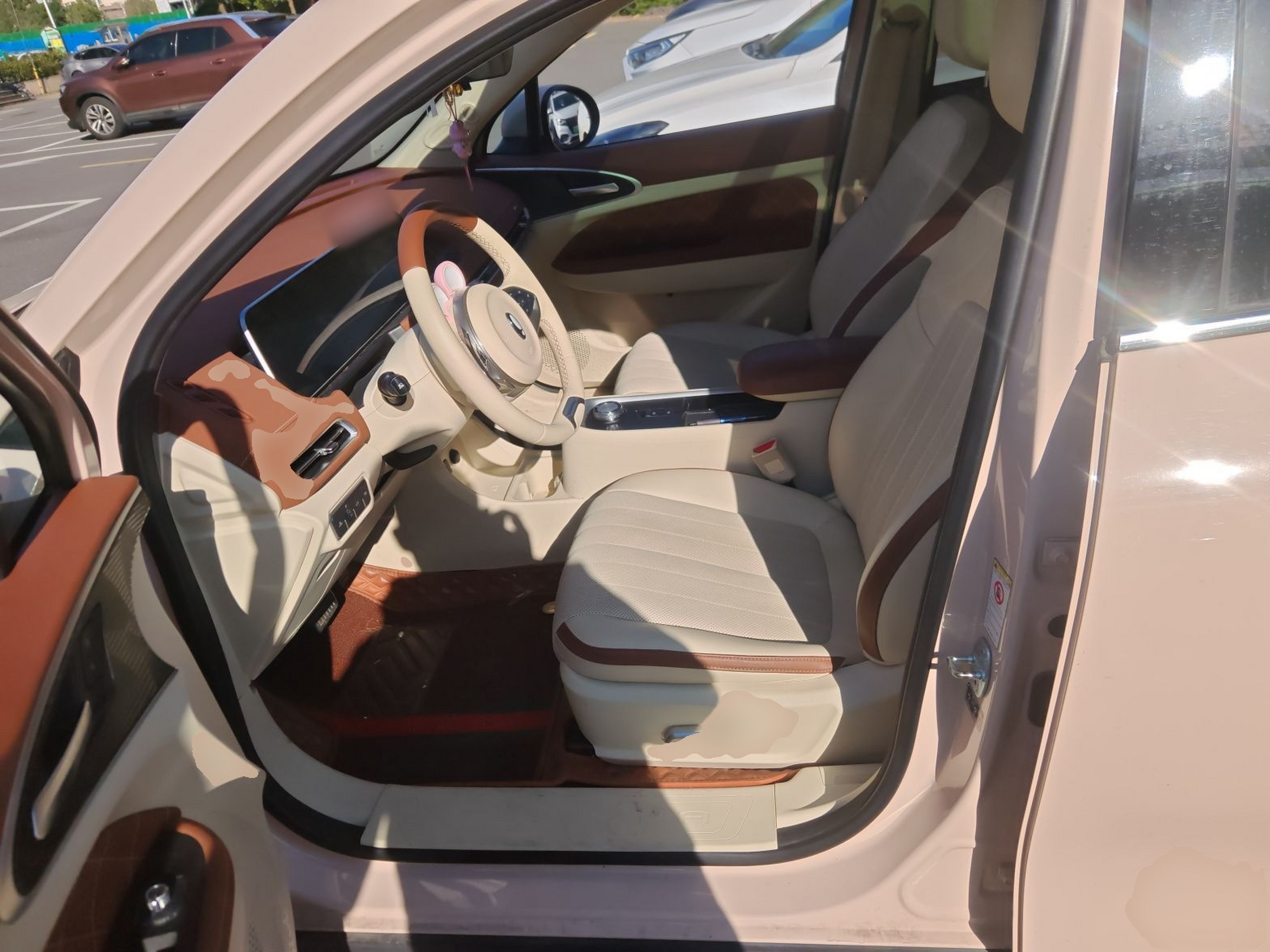 المقاعد الأمامية داخل السيارة