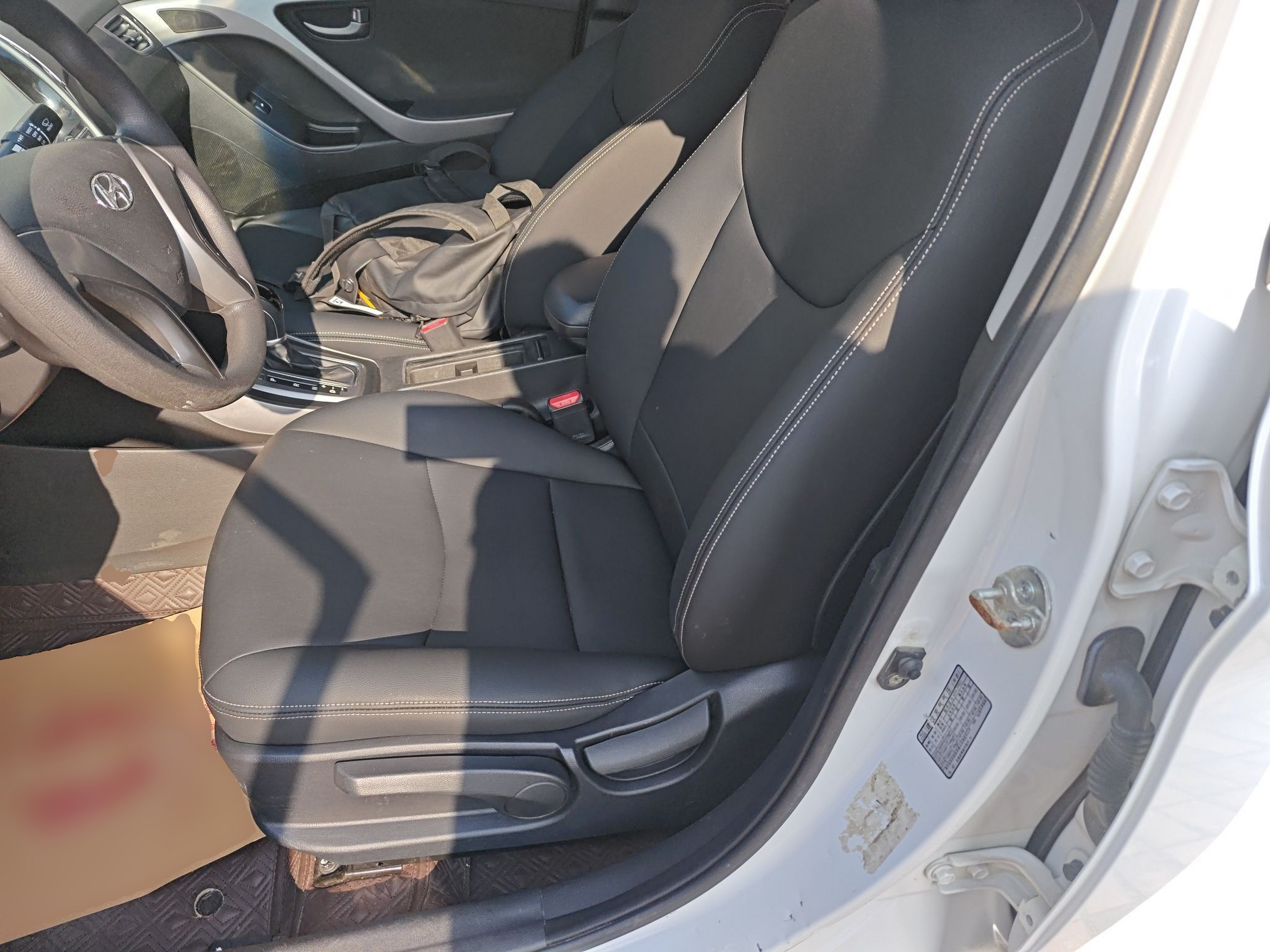 Переднее сиденье в автомобиле