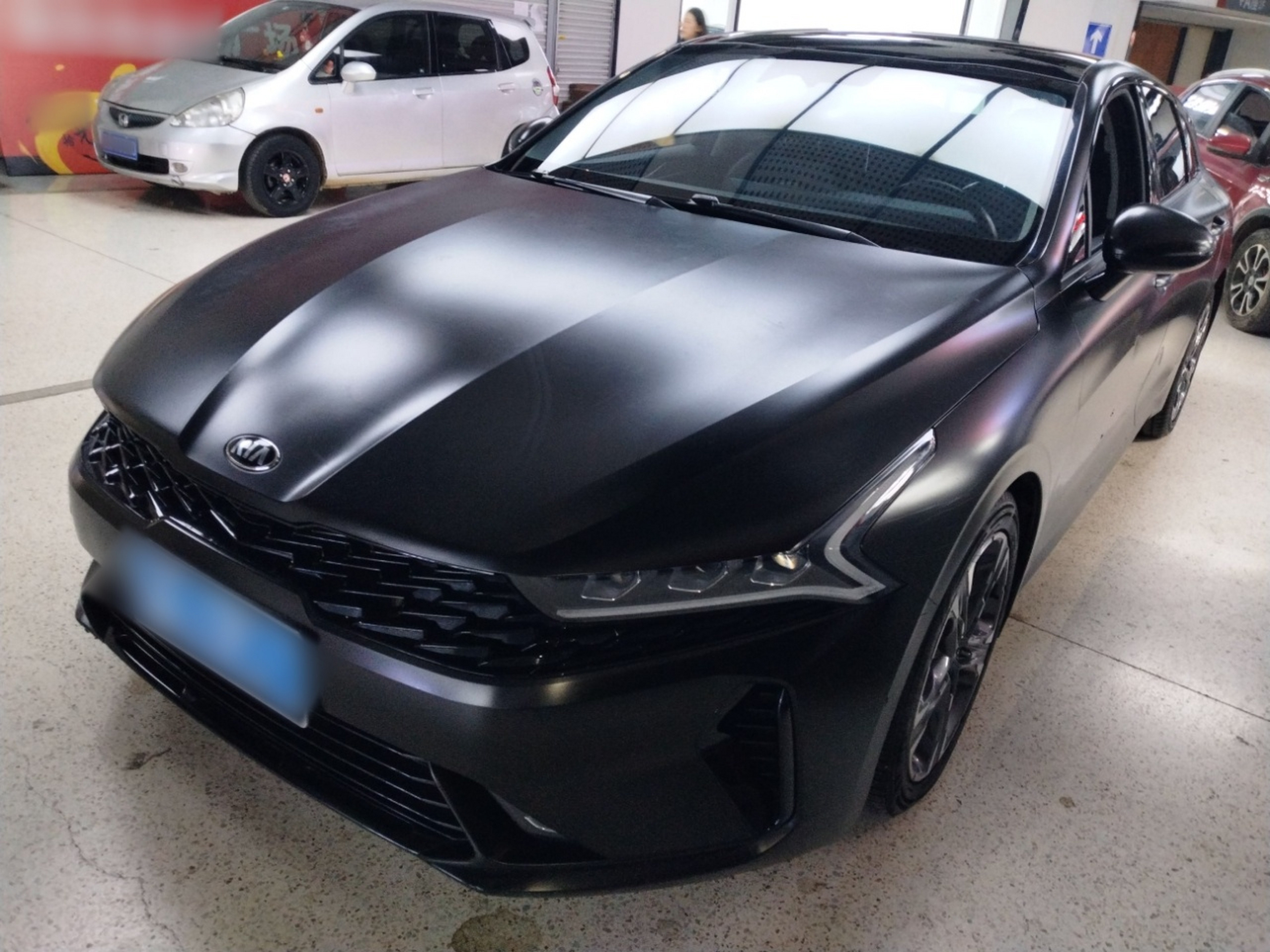 Под передней частью автомобиля