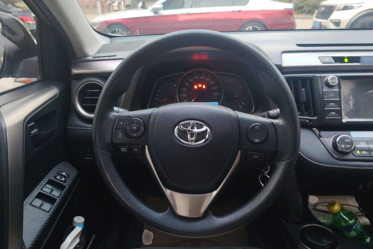 Used Toyota RAV4 2015 2.0L CVT Two-Wheel Drive Fashion Edition