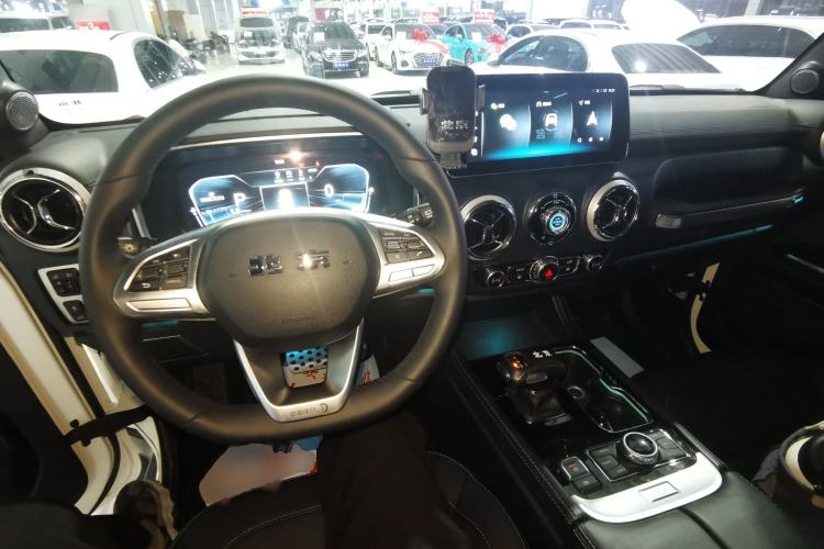 Used  BJ40 2023 2.0T Automatic Four-Wheel Drive Urban Hunter Edition Chivalrous Type
