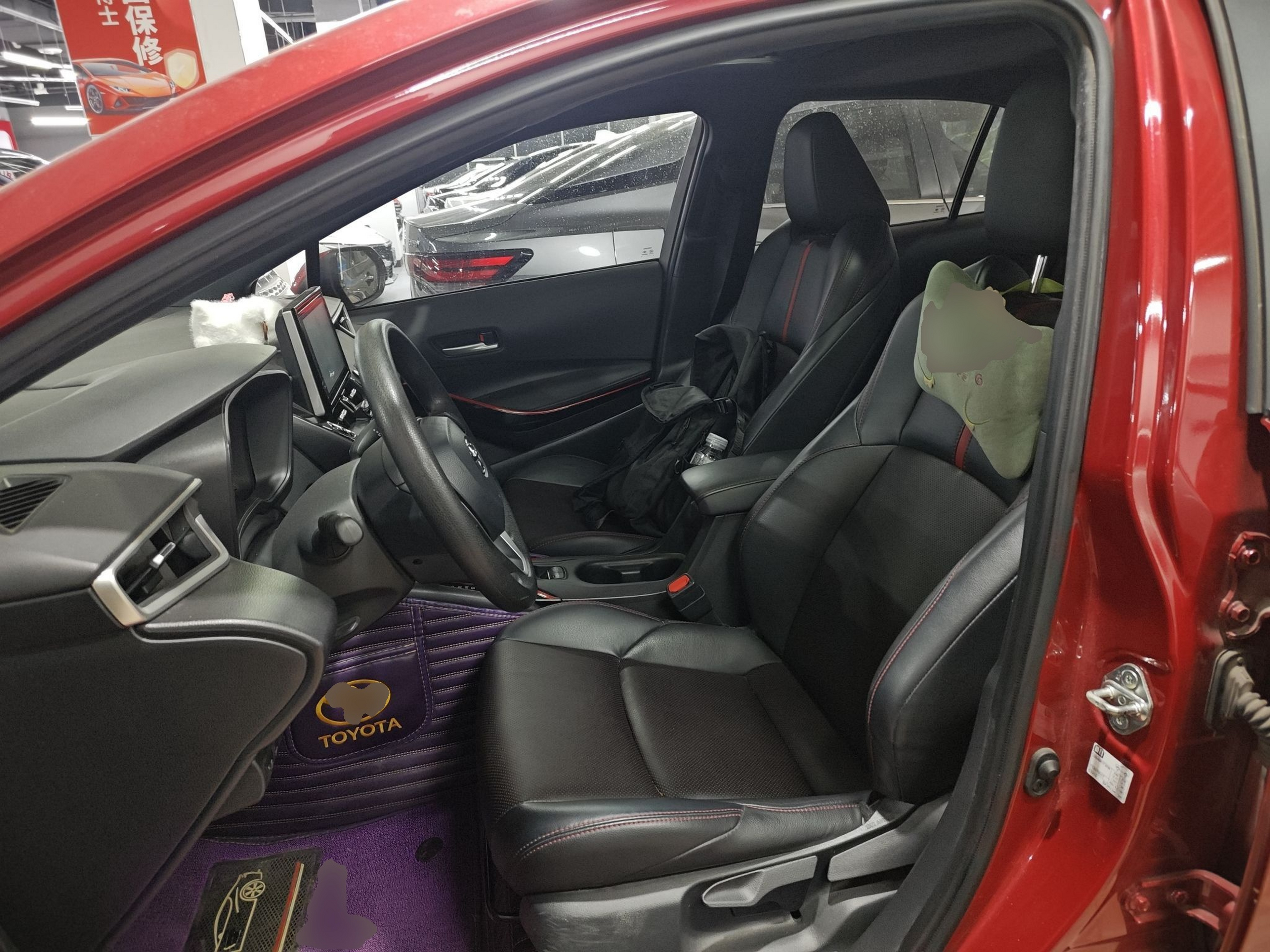 المقاعد الأمامية داخل السيارة