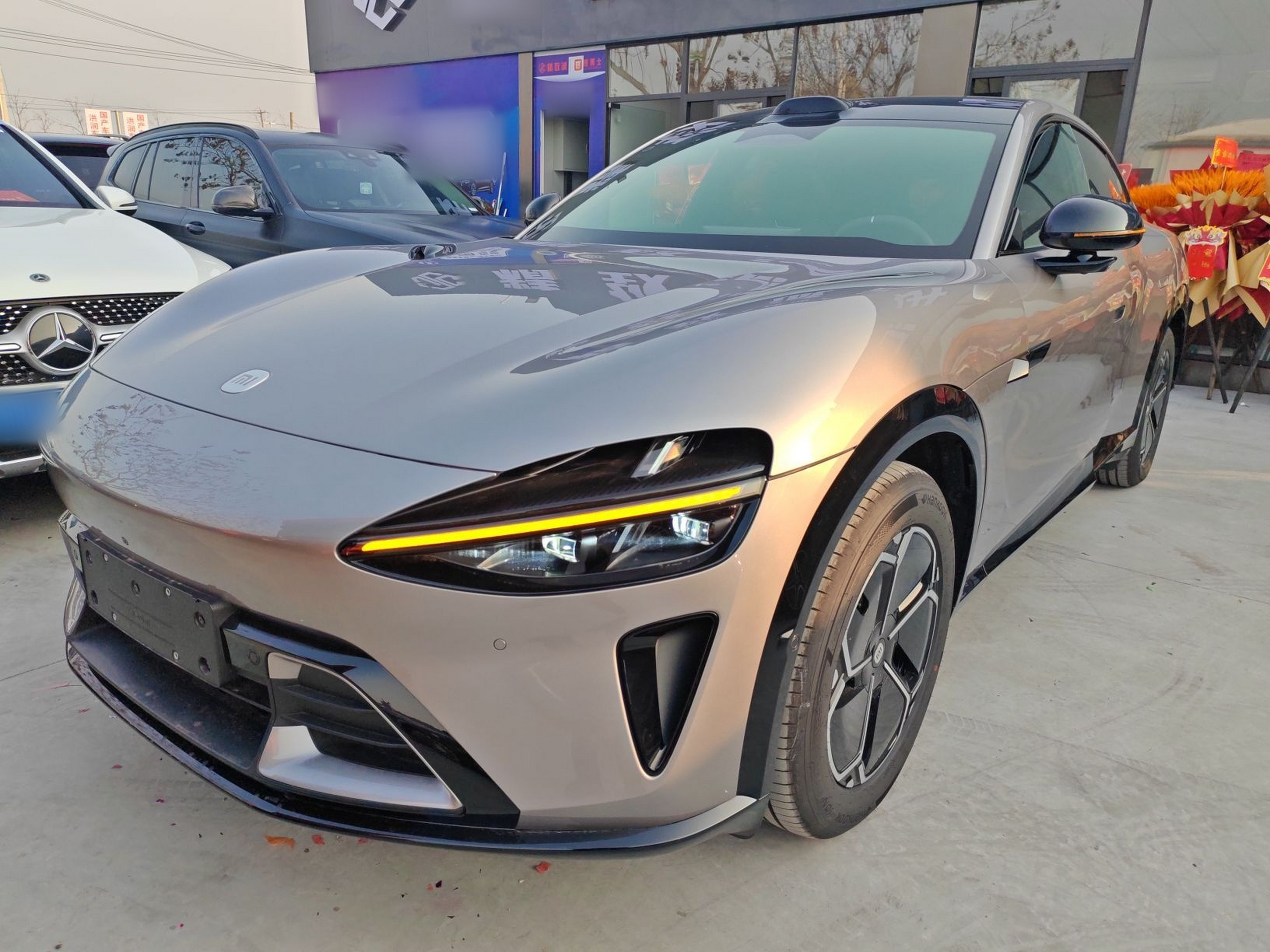 تحت مقدمة السيارة