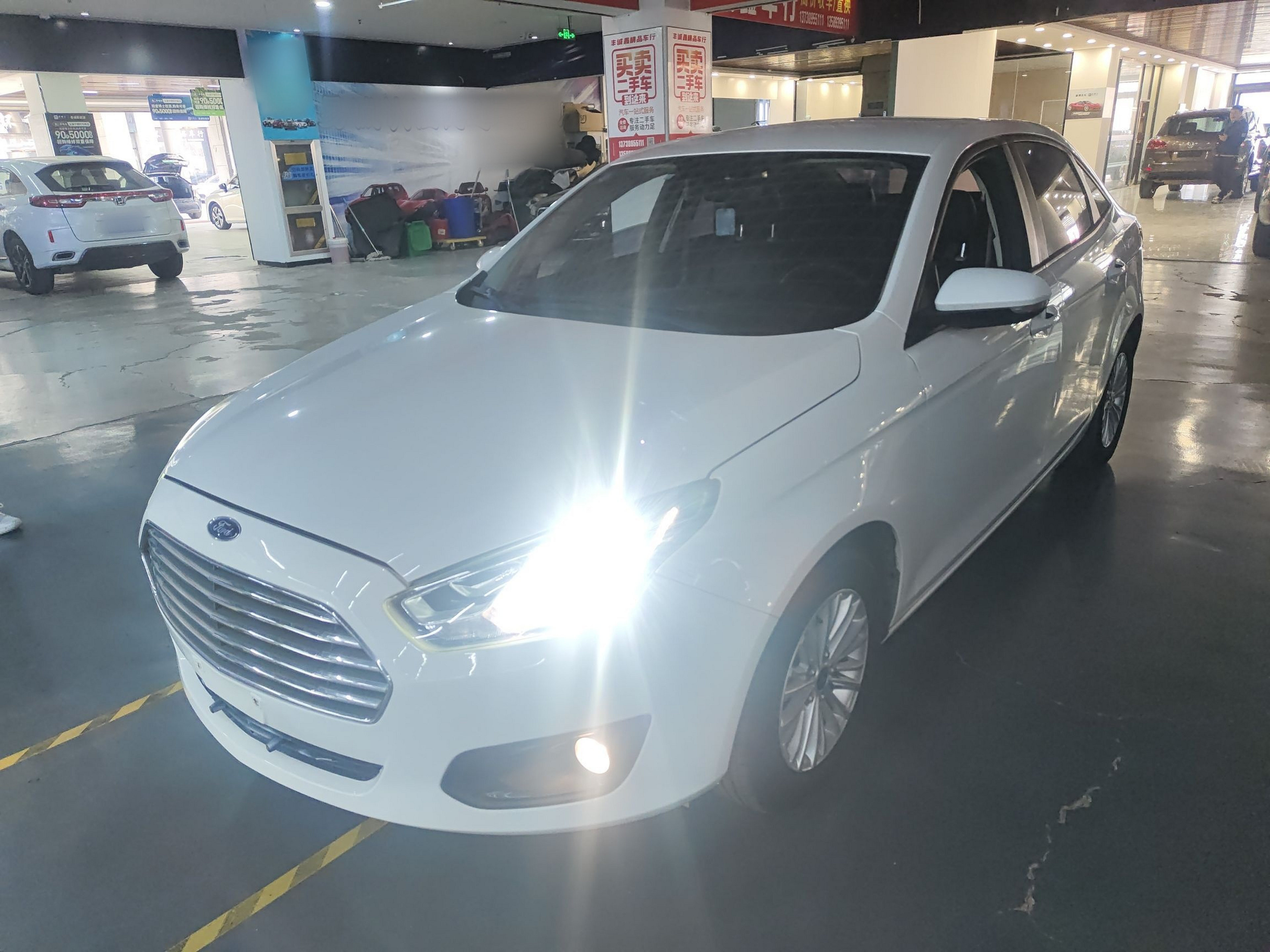 Под передней частью автомобиля