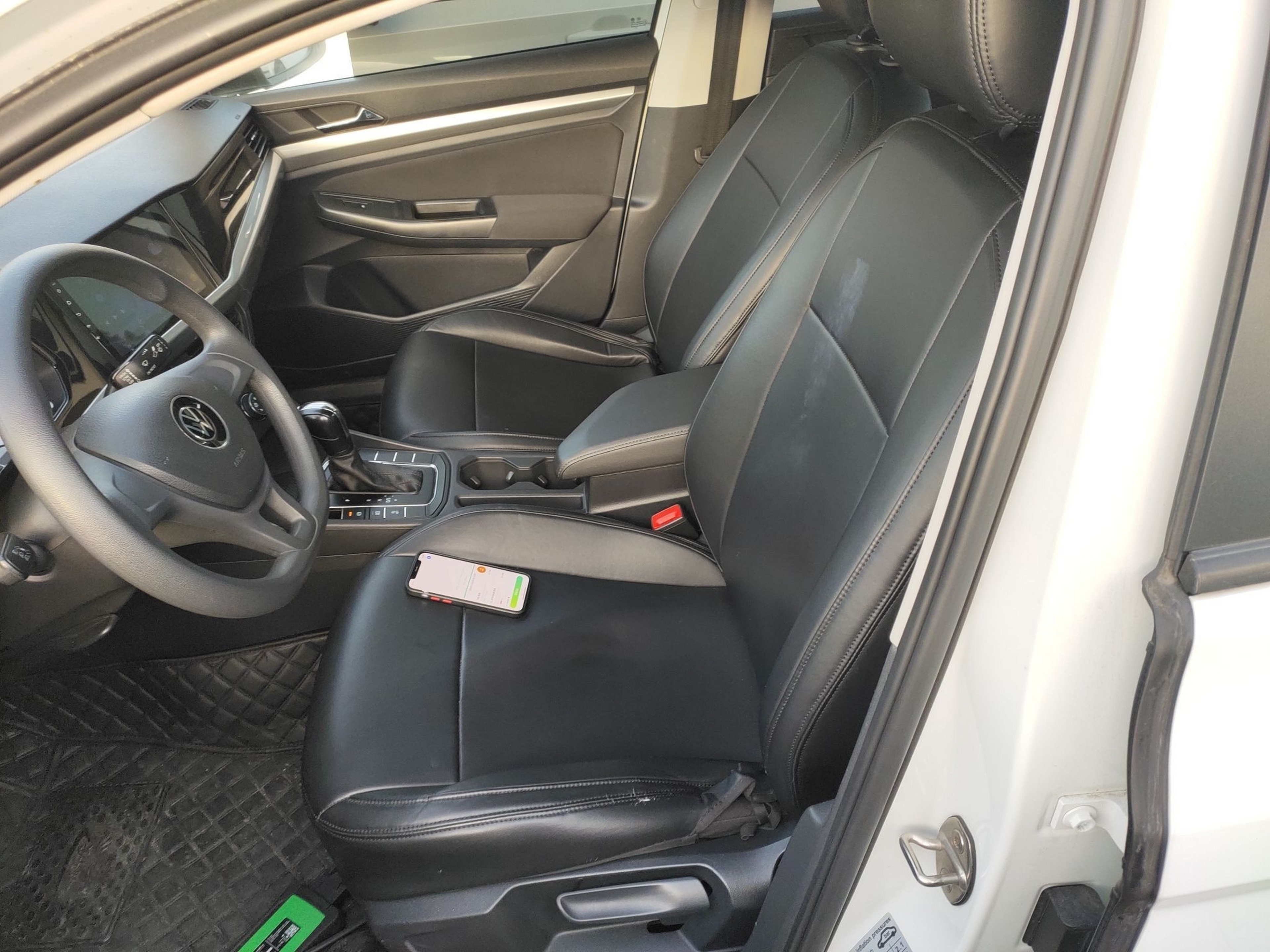 Переднее сиденье в автомобиле