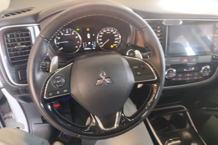 Used Mitsubishi Outlander 2019 2.4L Two-Wheel Drive ZhiXing Version 5 Seats China V Emission Standard
