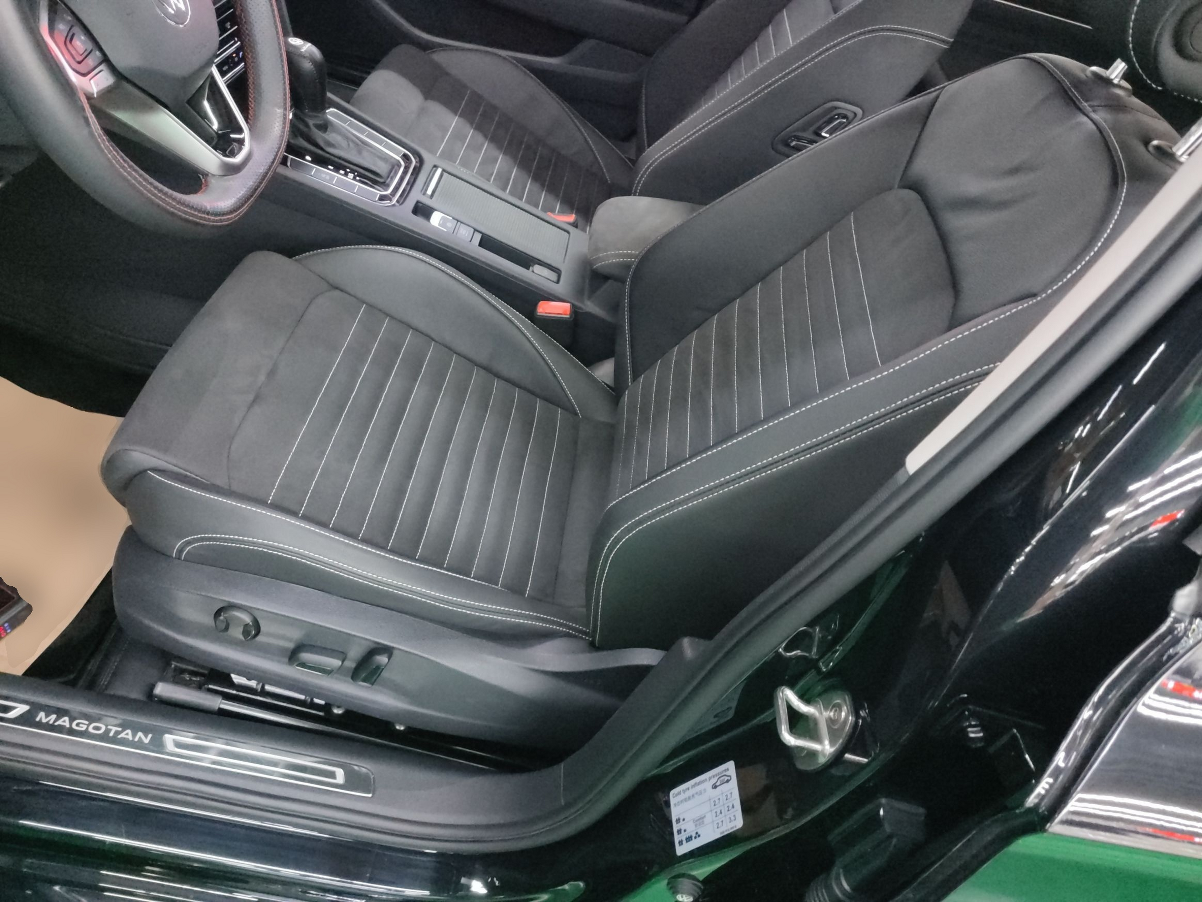 المقاعد الأمامية داخل السيارة