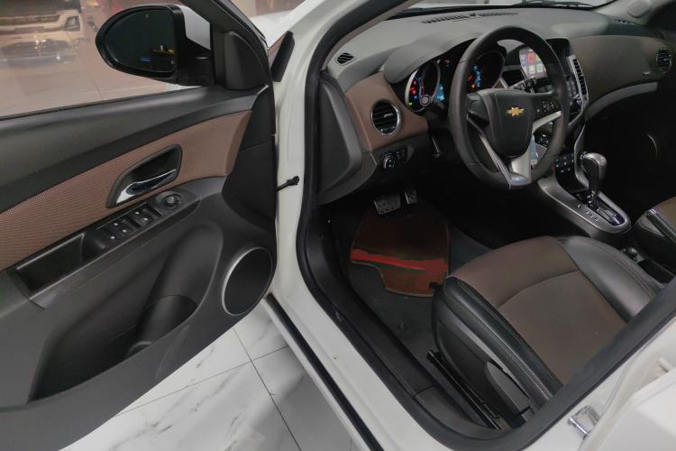 Used Chevrolet Cruze 2013 Hatchback 1.6L Automatic Luxury Model
