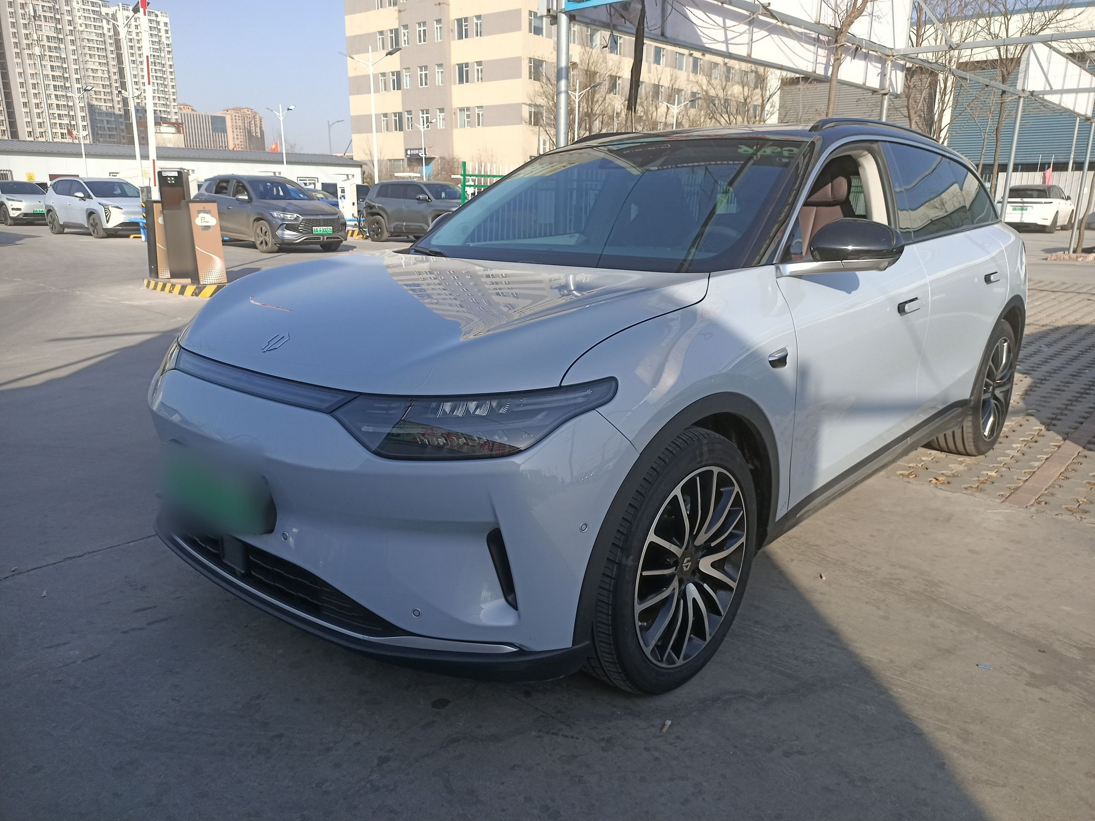 Под передней частью автомобиля