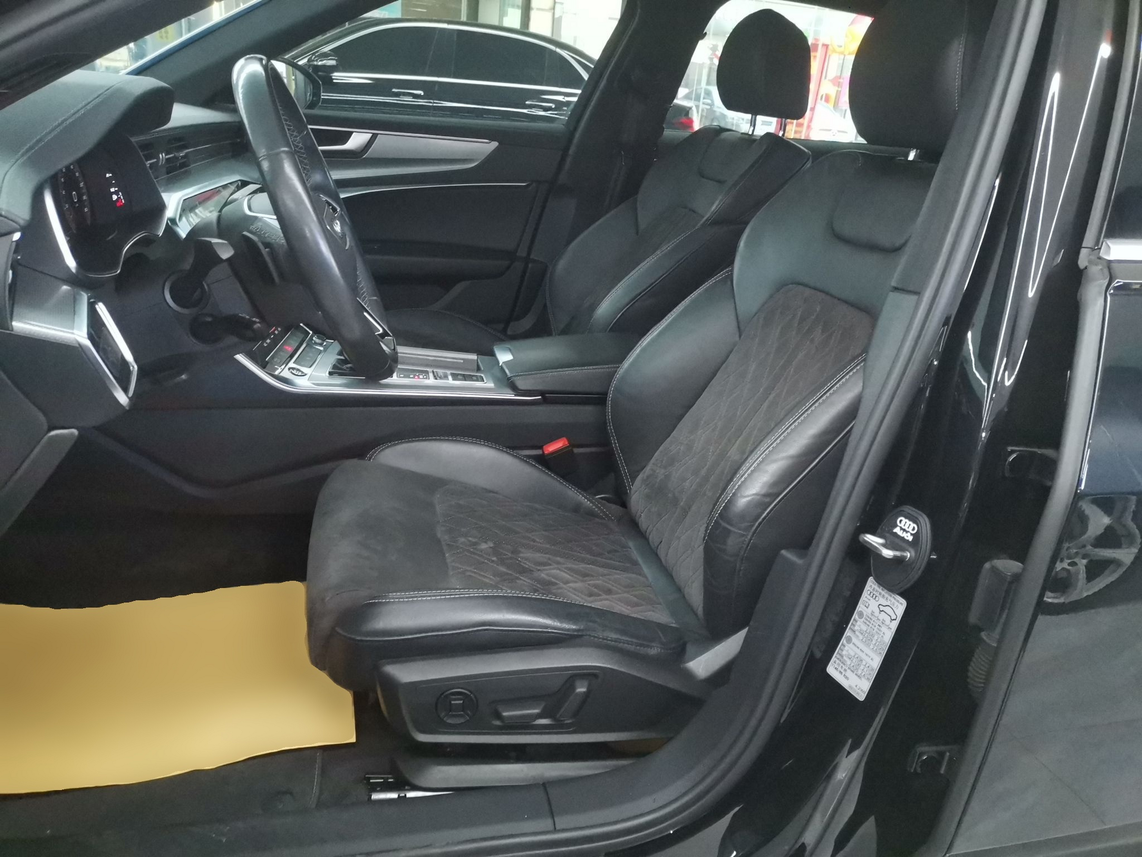 المقاعد الأمامية داخل السيارة