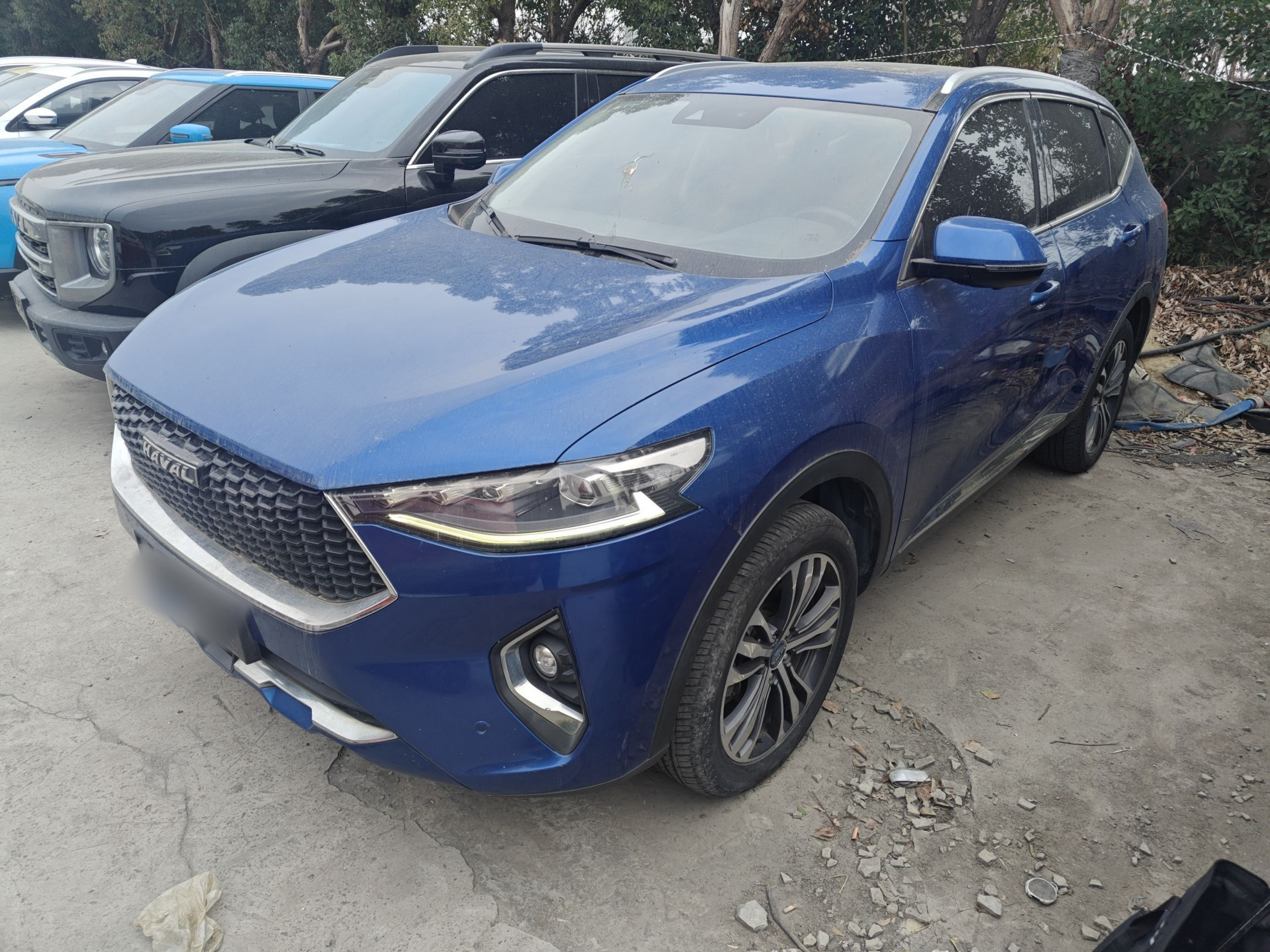 تحت مقدمة السيارة