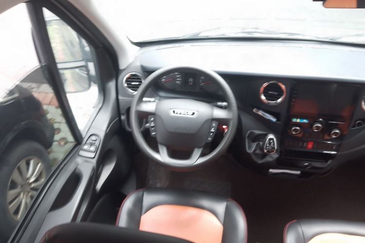 Used Iveco Eurocargo 2021 3.0T Automatic Chaorui Short Wheelbase High-Roof Side-Sliding Door F1C
