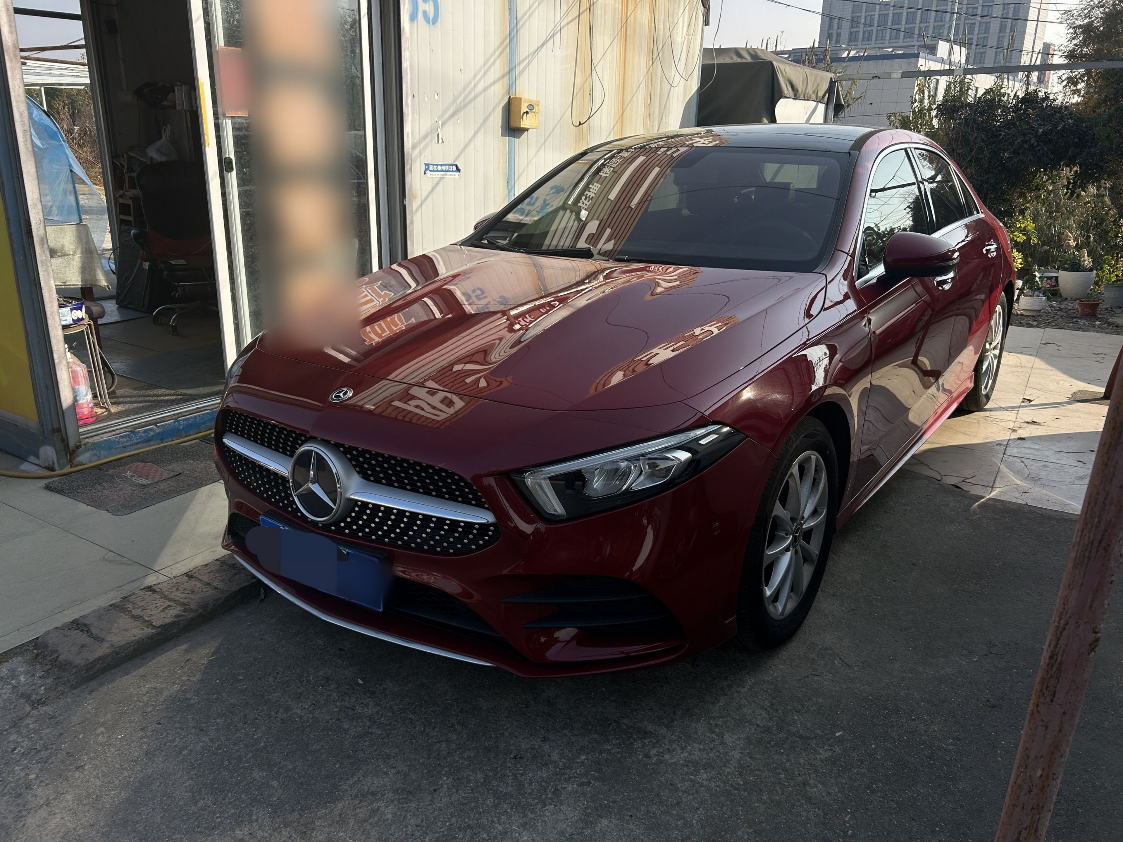 تحت مقدمة السيارة