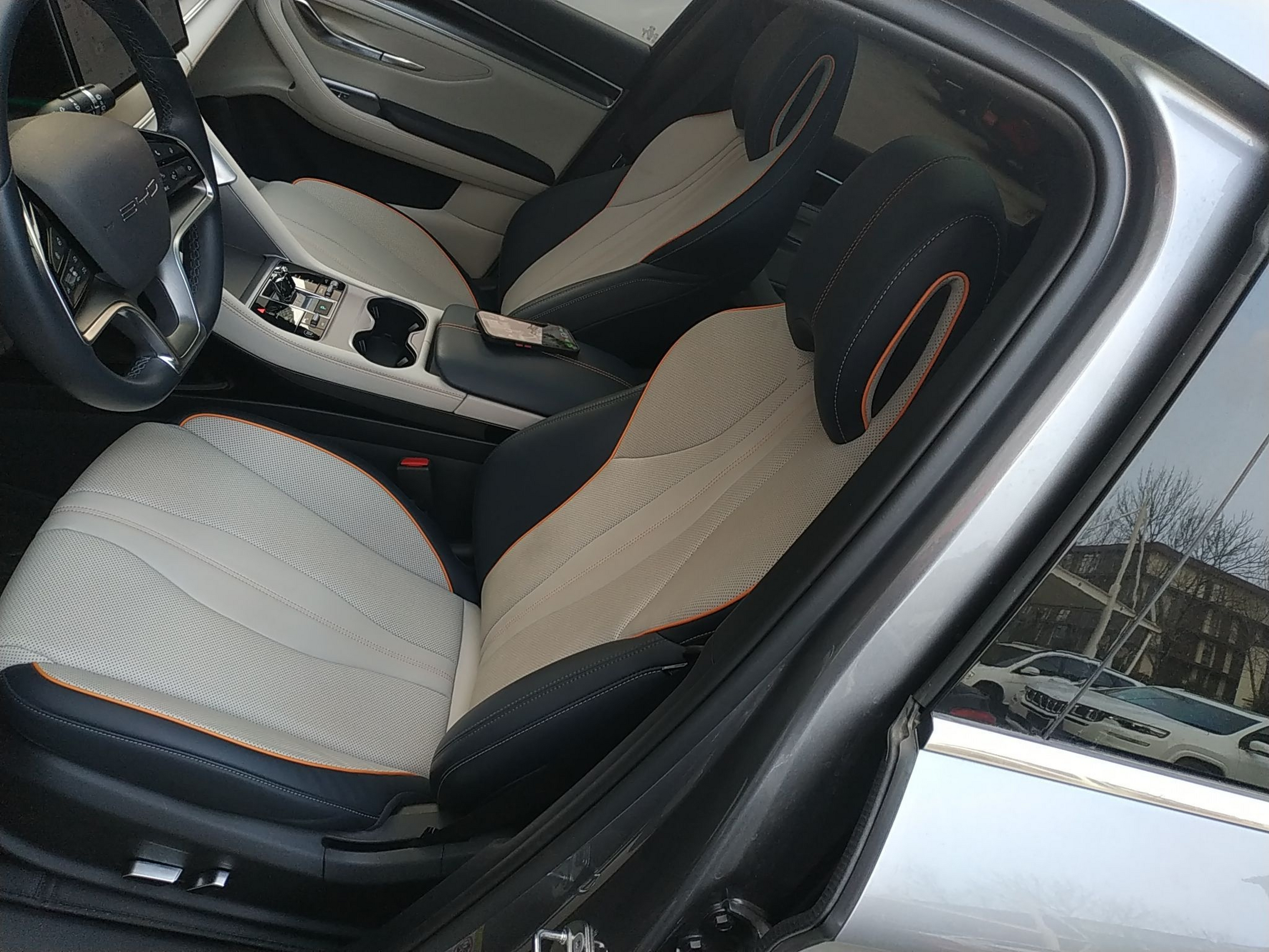 Переднее сиденье в автомобиле