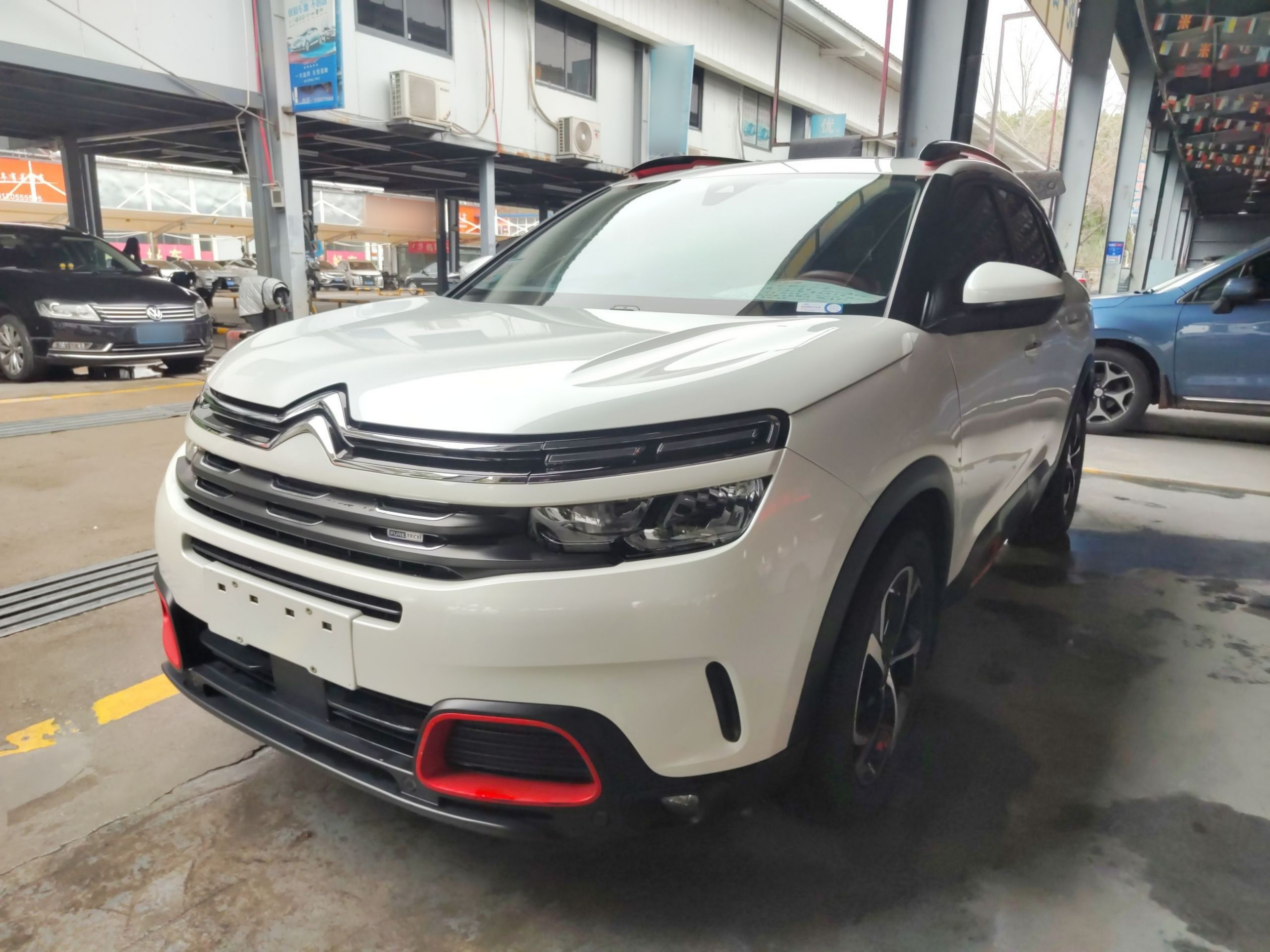 تحت مقدمة السيارة