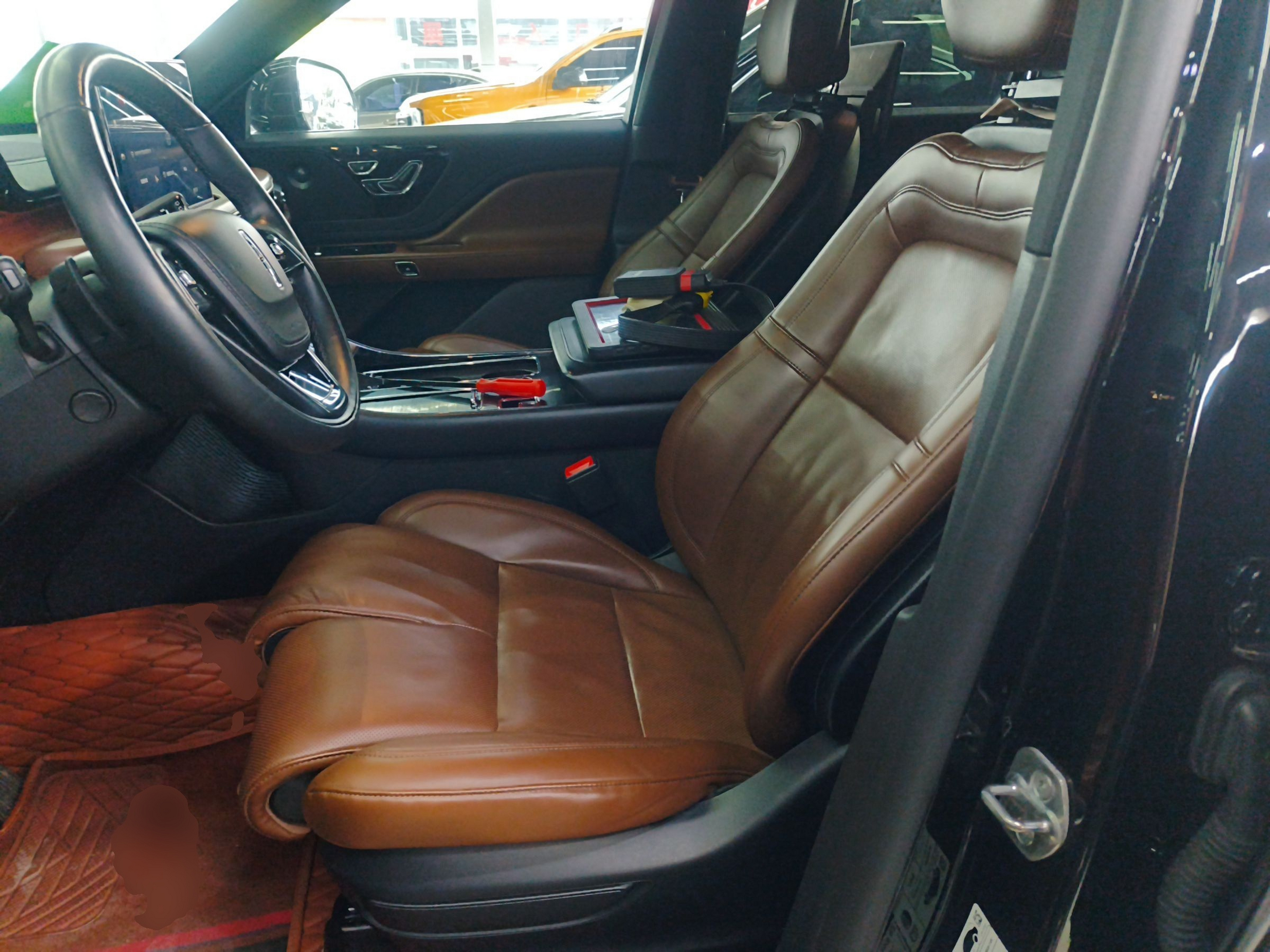 المقاعد الأمامية داخل السيارة