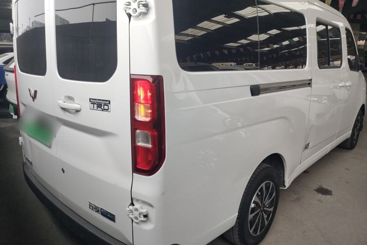 Used Wuling Yangguang 2024 300km Comfort-Grade Passenger Van 60kW
