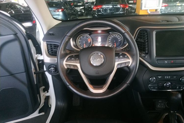 Used  Cherokee 2017 2.0L Superior Edition