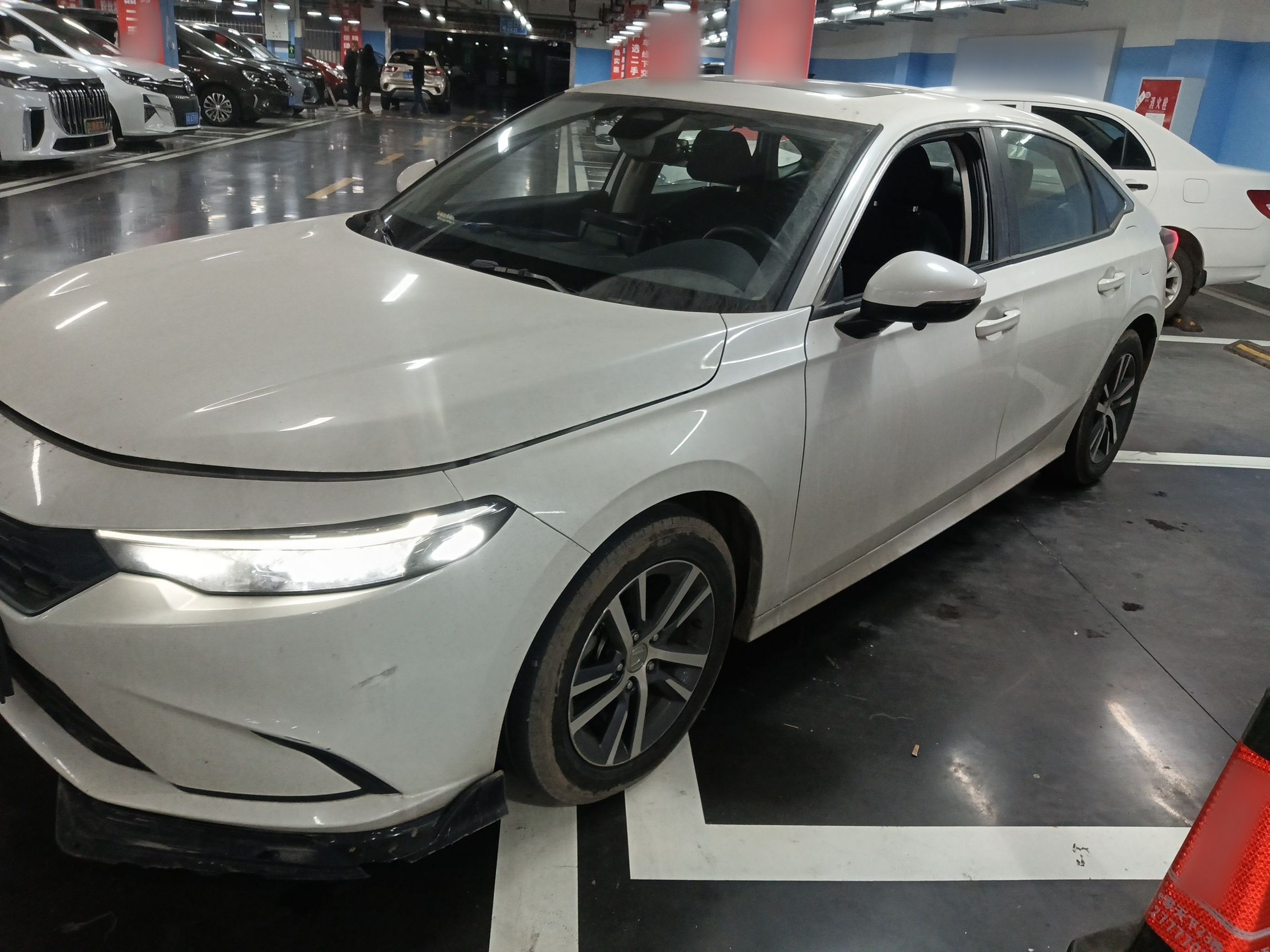 تحت مقدمة السيارة