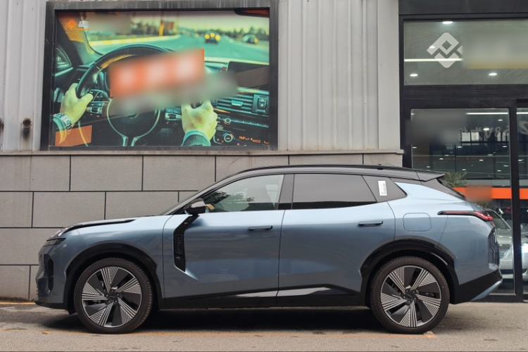 Used Lynk & Co 08 EM-P 2025 220 km All-Wheel-Drive Performance Halo
