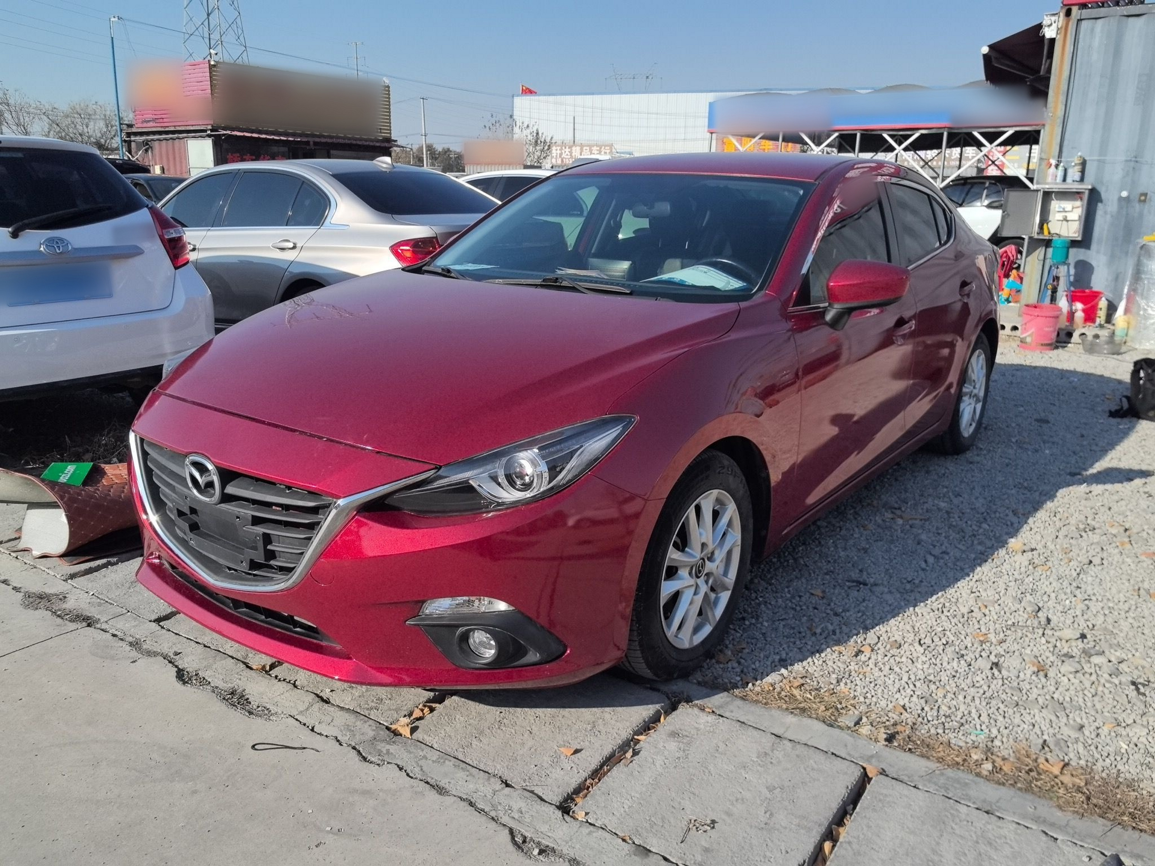 تحت مقدمة السيارة