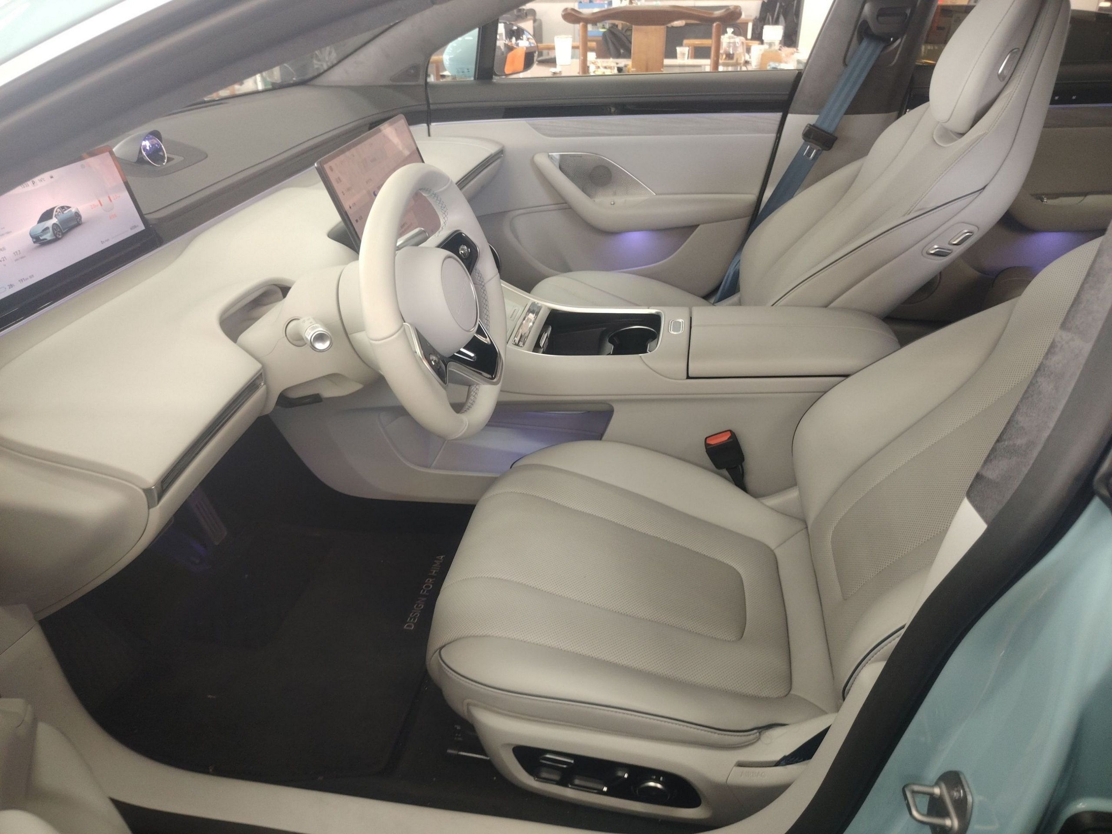 Переднее сиденье в автомобиле