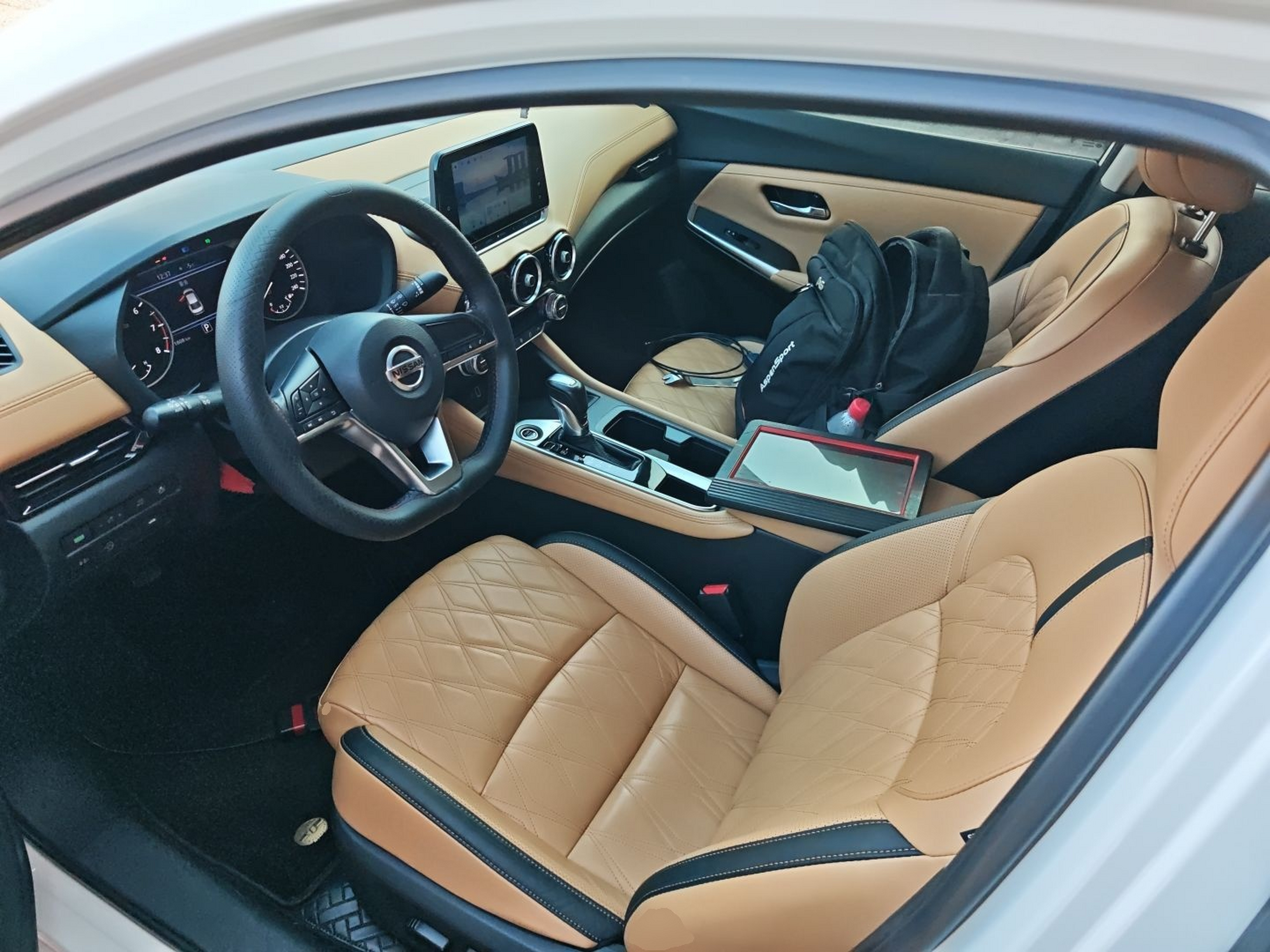 المقاعد الأمامية داخل السيارة