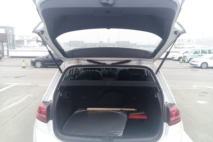 Used Volkswagen Golf 2017 1.6L Automatic Comfort Million-Vehicle Anniversary Edition
