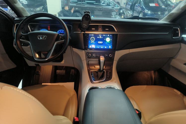Used Huasong 7 2017 2.0T Automatic Standard Edition
