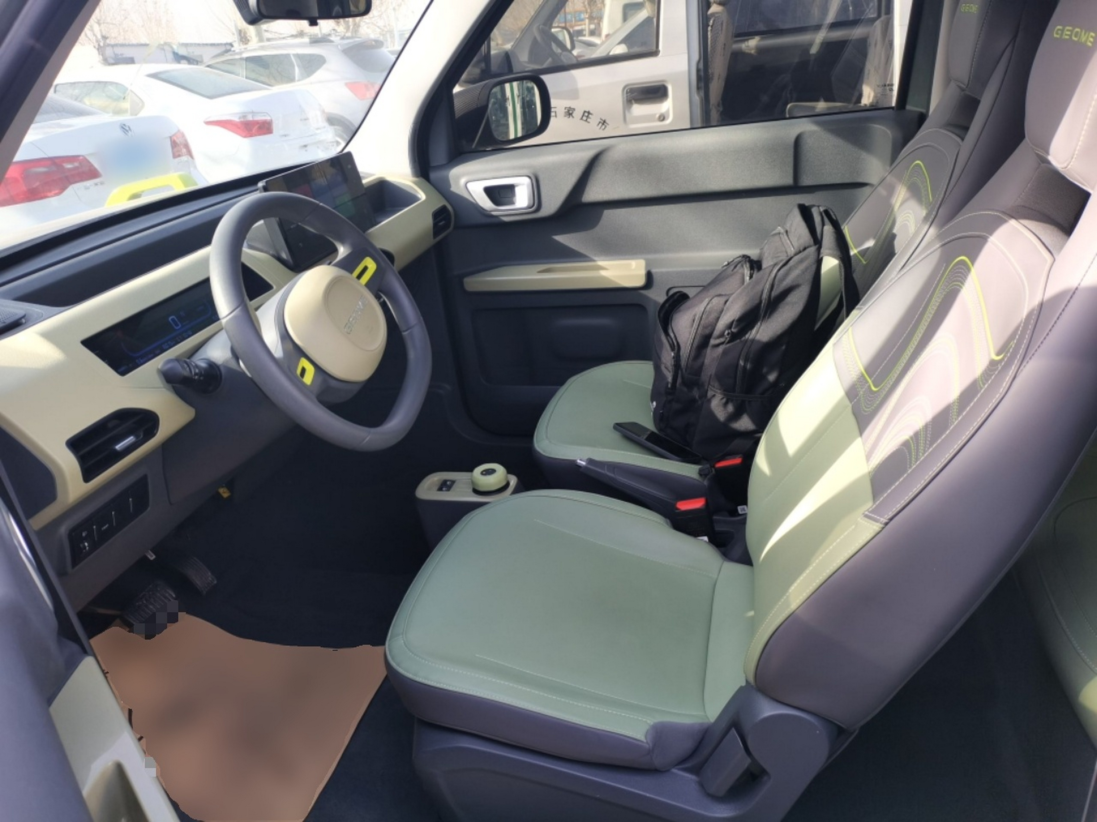 المقاعد الأمامية داخل السيارة