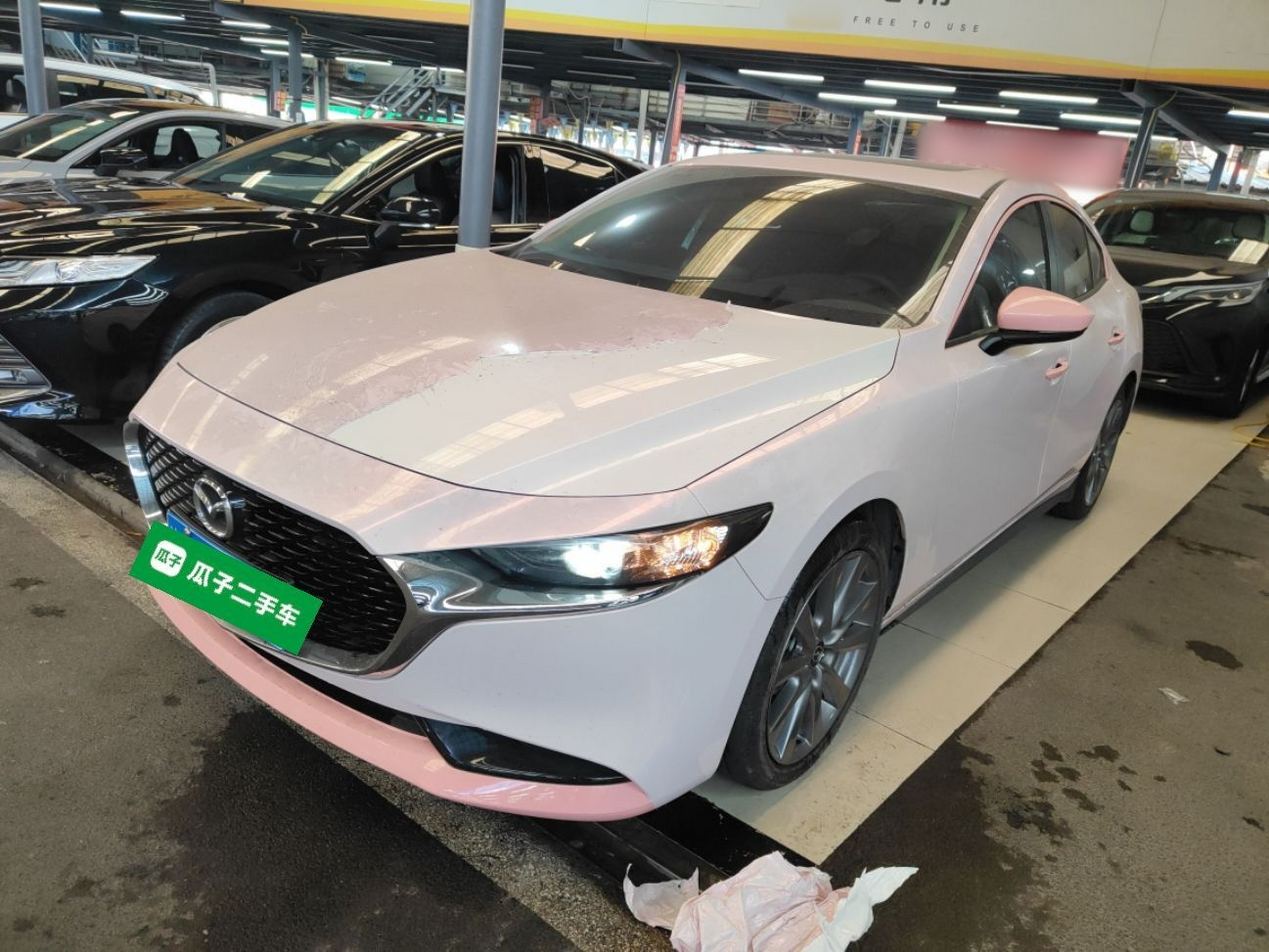 Под передней частью автомобиля