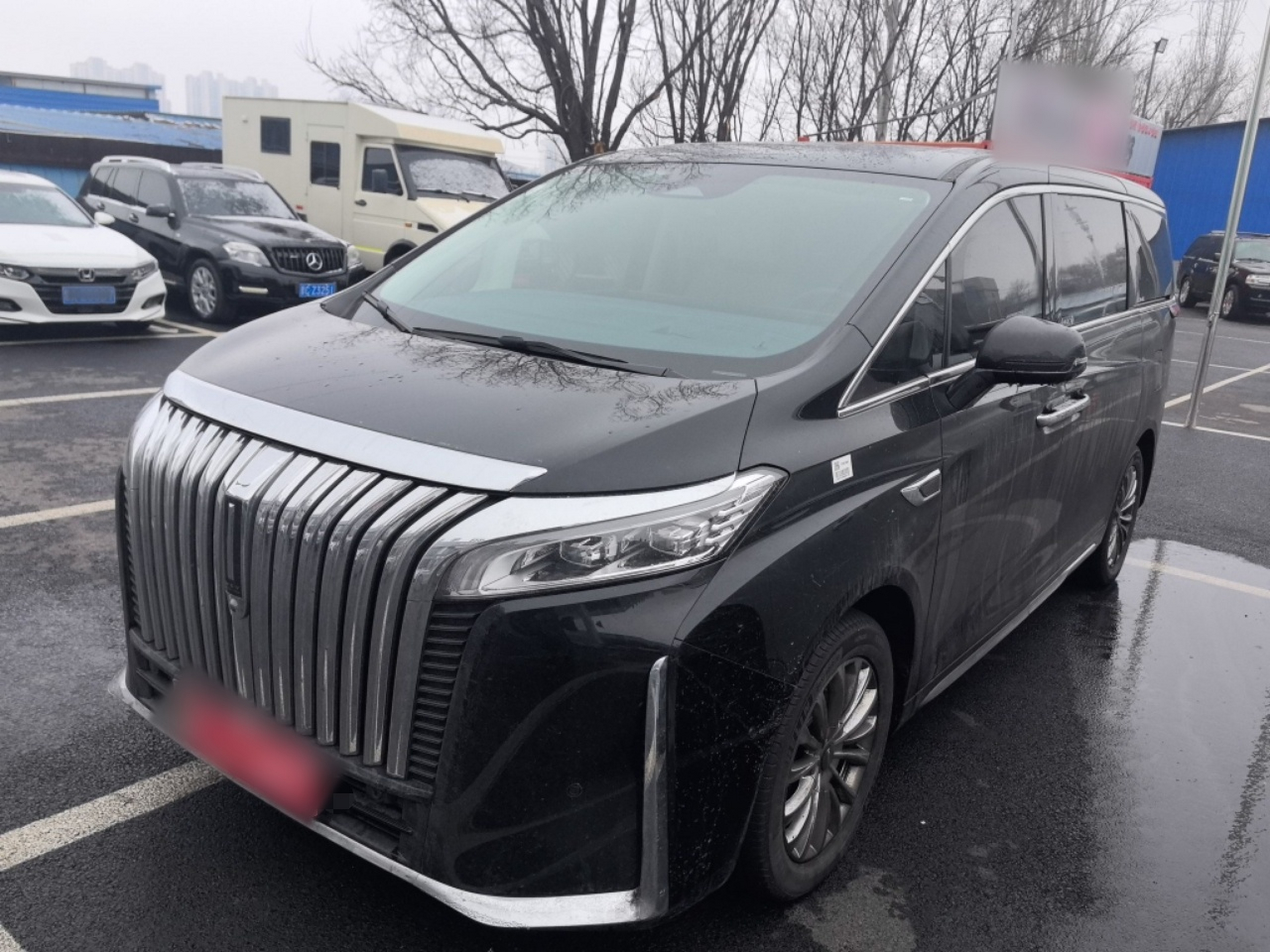 تحت مقدمة السيارة