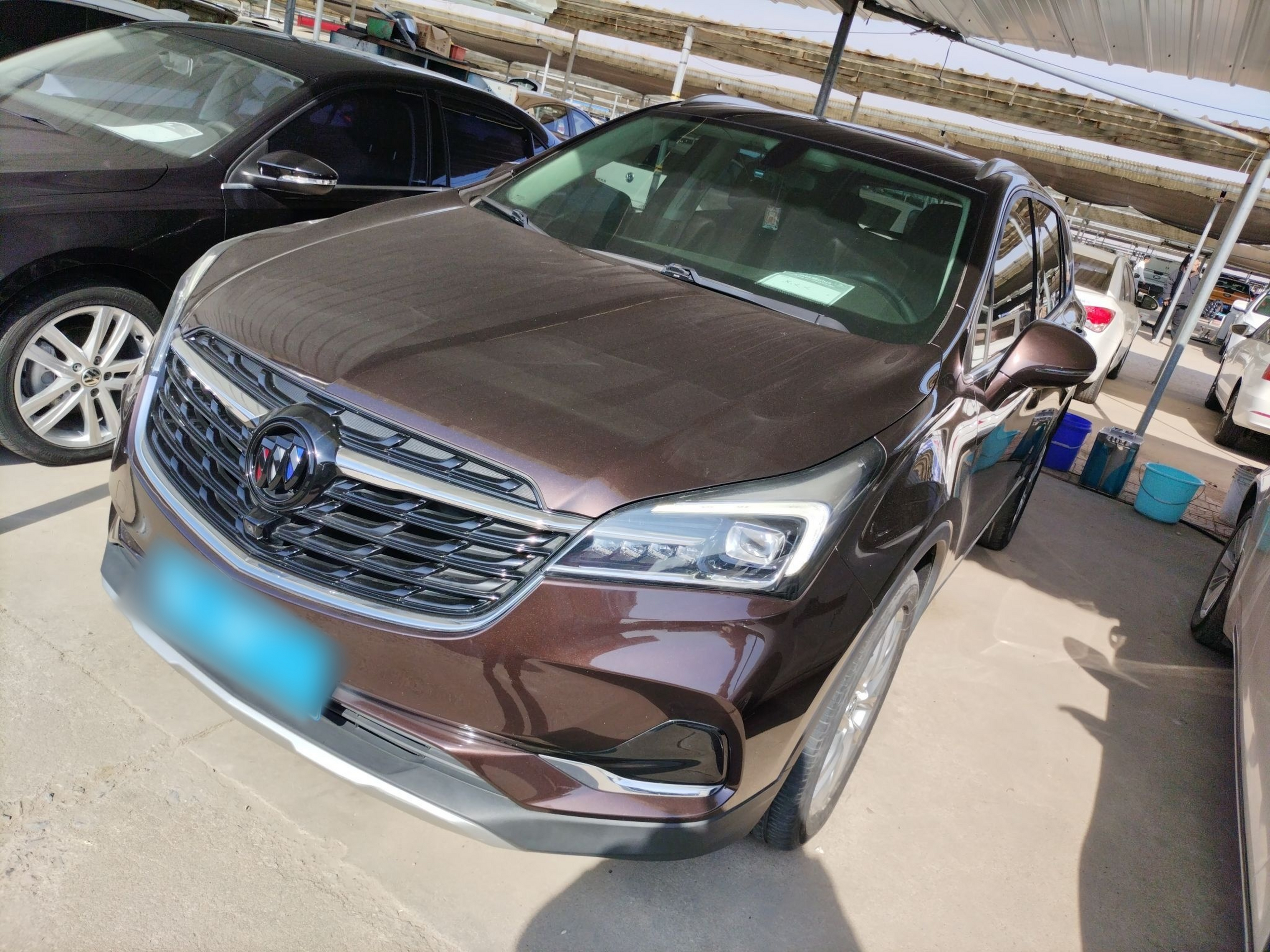 Под передней частью автомобиля