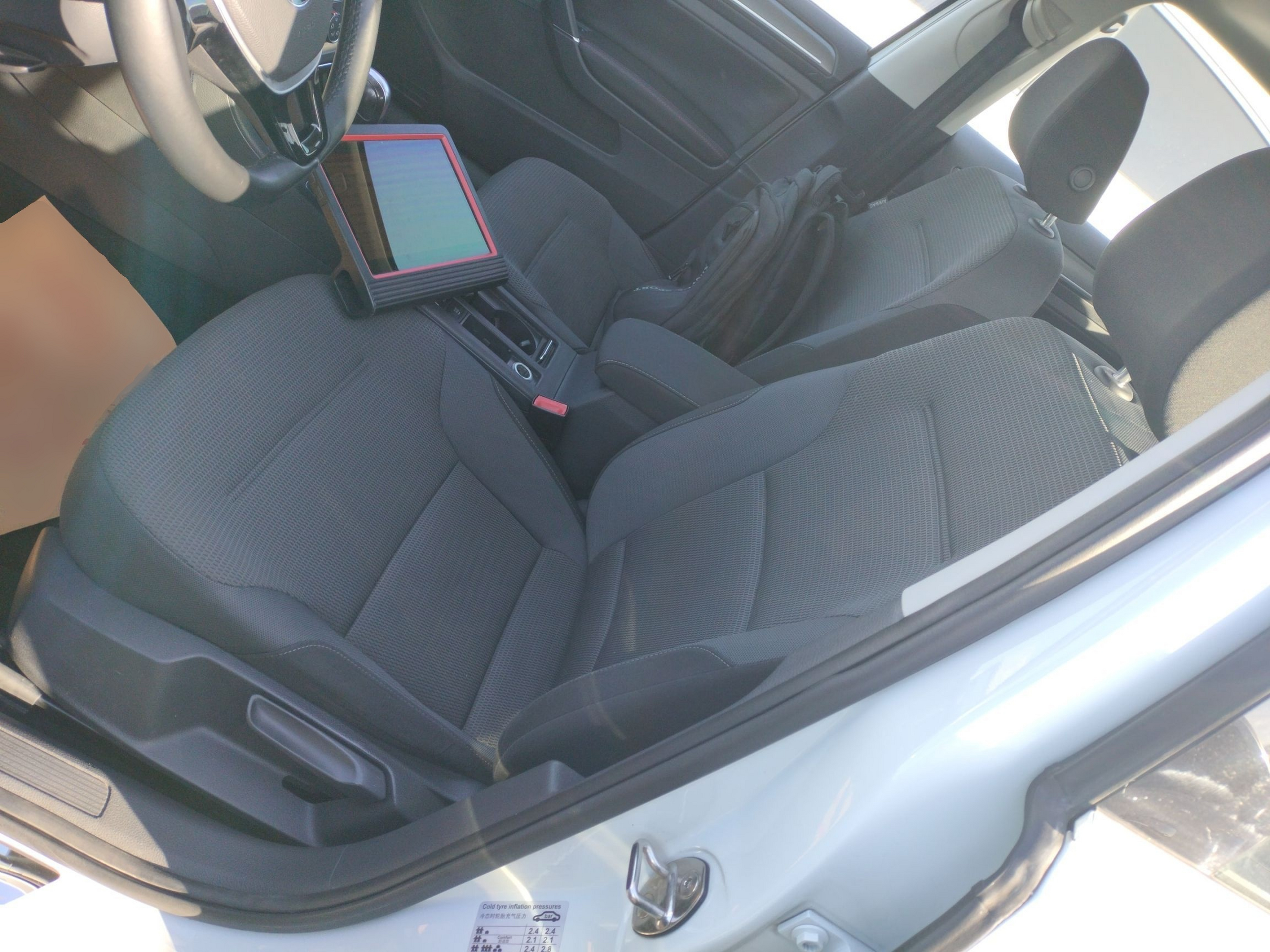 المقاعد الأمامية داخل السيارة