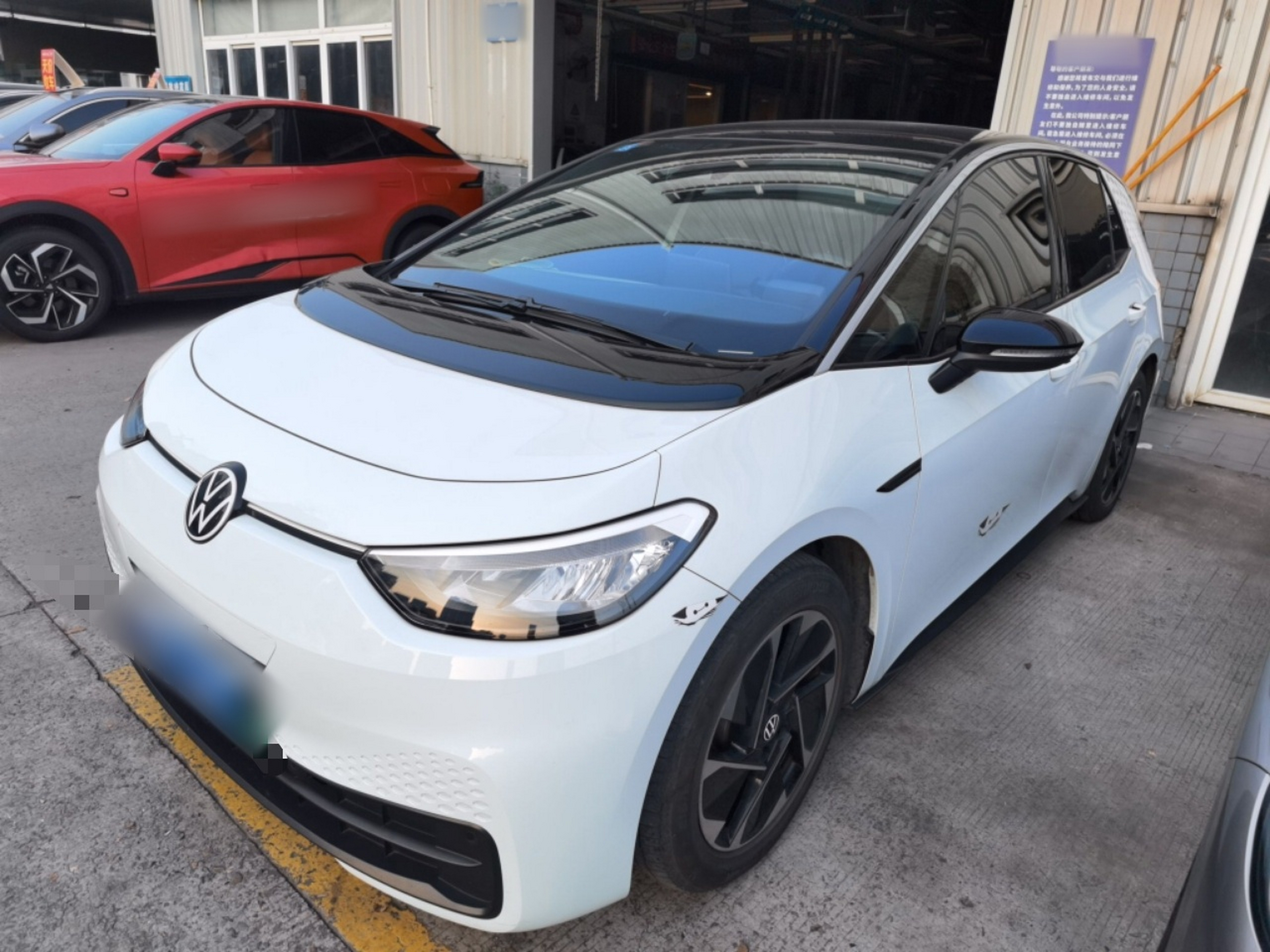 Под передней частью автомобиля