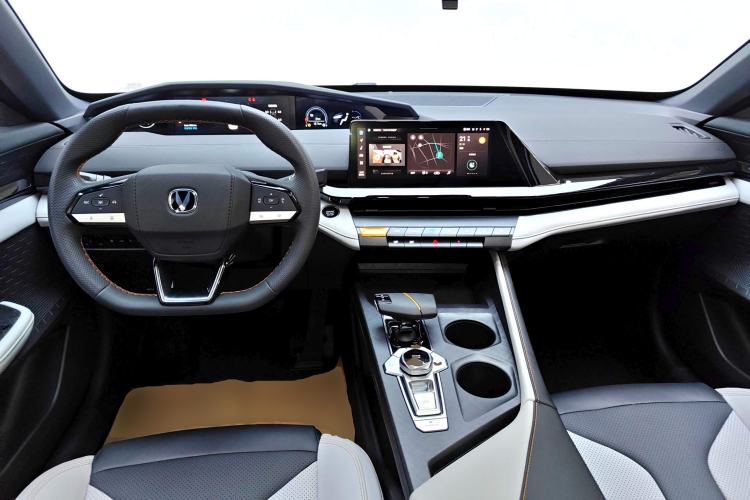 Used Changan UNI-V iDD 2024 Blue Whale Smart Electric iDD 136km ZhiKu Model
