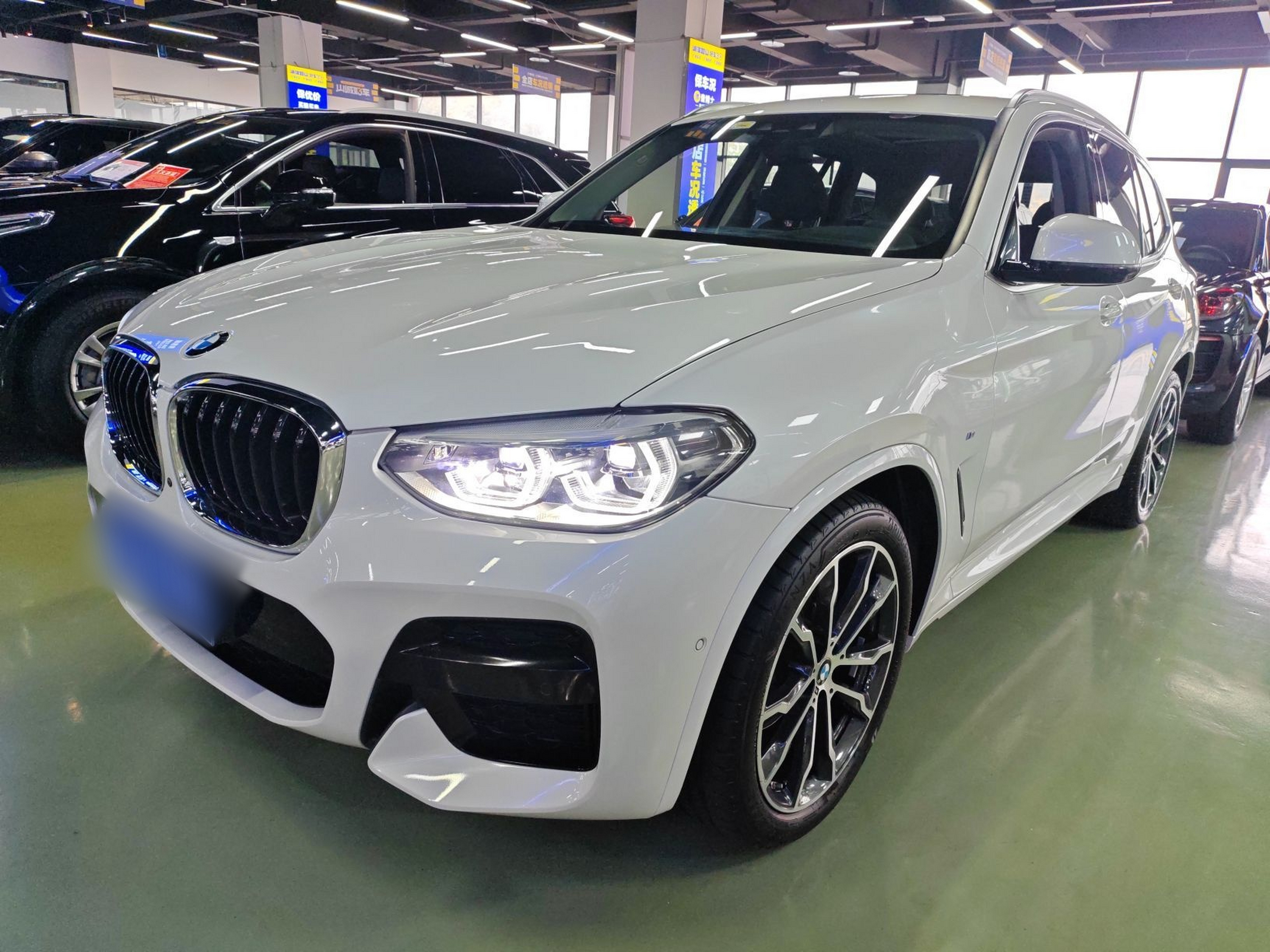 Под передней частью автомобиля