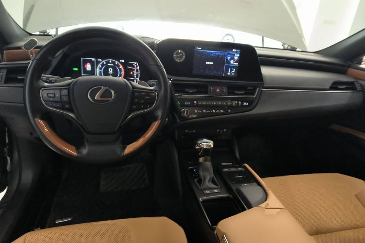 Used Lexus ES 2021 300h Deluxe Edition
