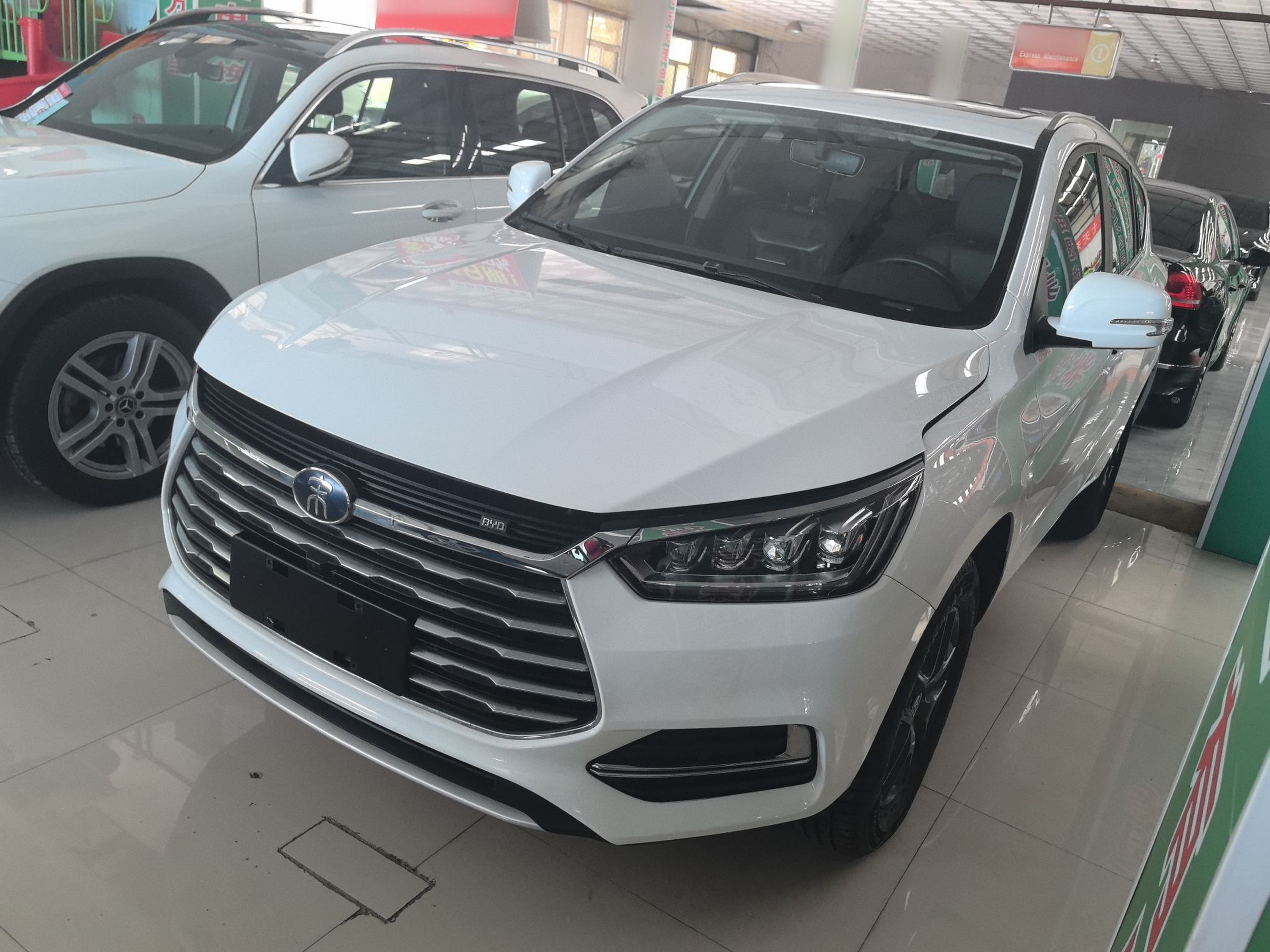 تحت مقدمة السيارة