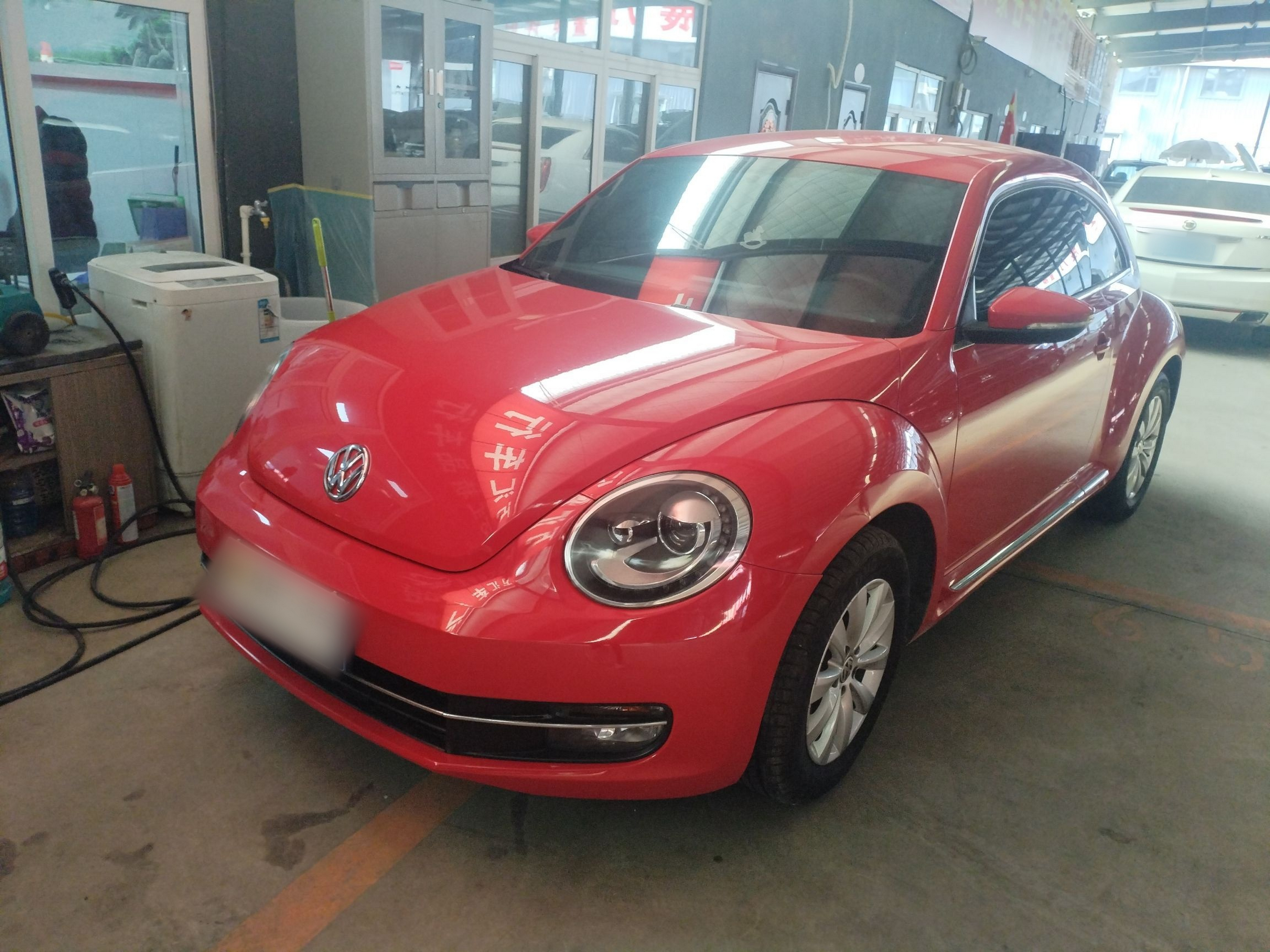 تحت مقدمة السيارة