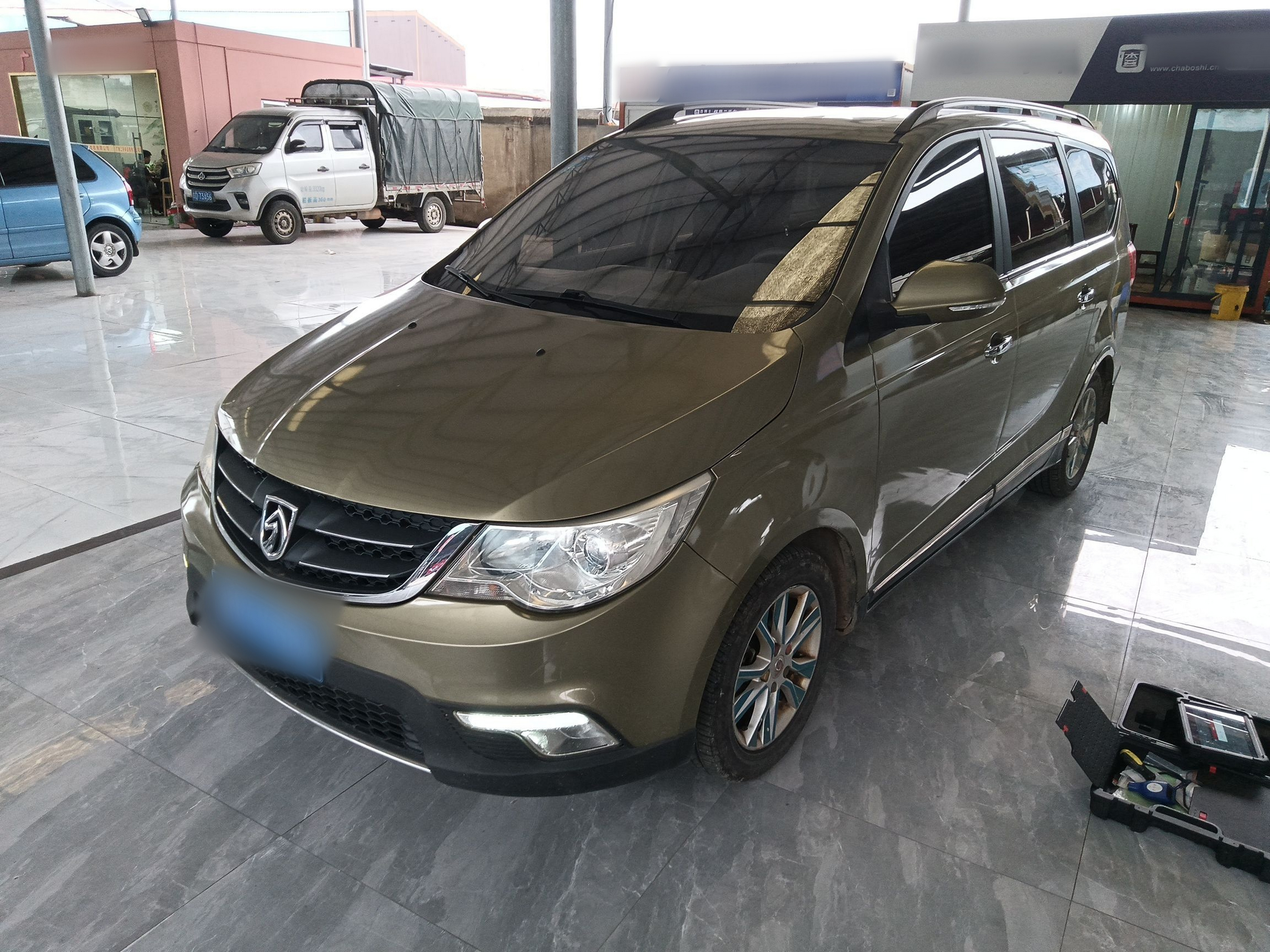 تحت مقدمة السيارة